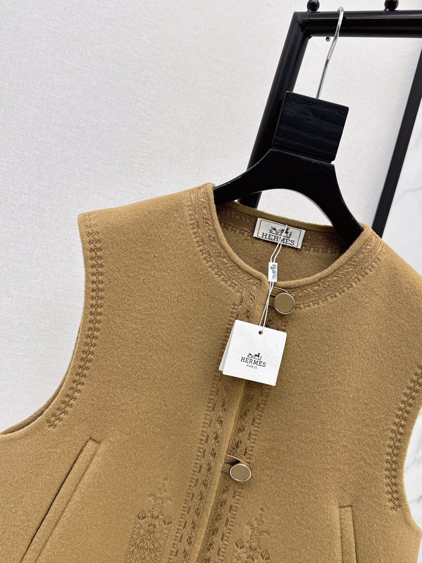 Her 26fw embroidery woolen vest