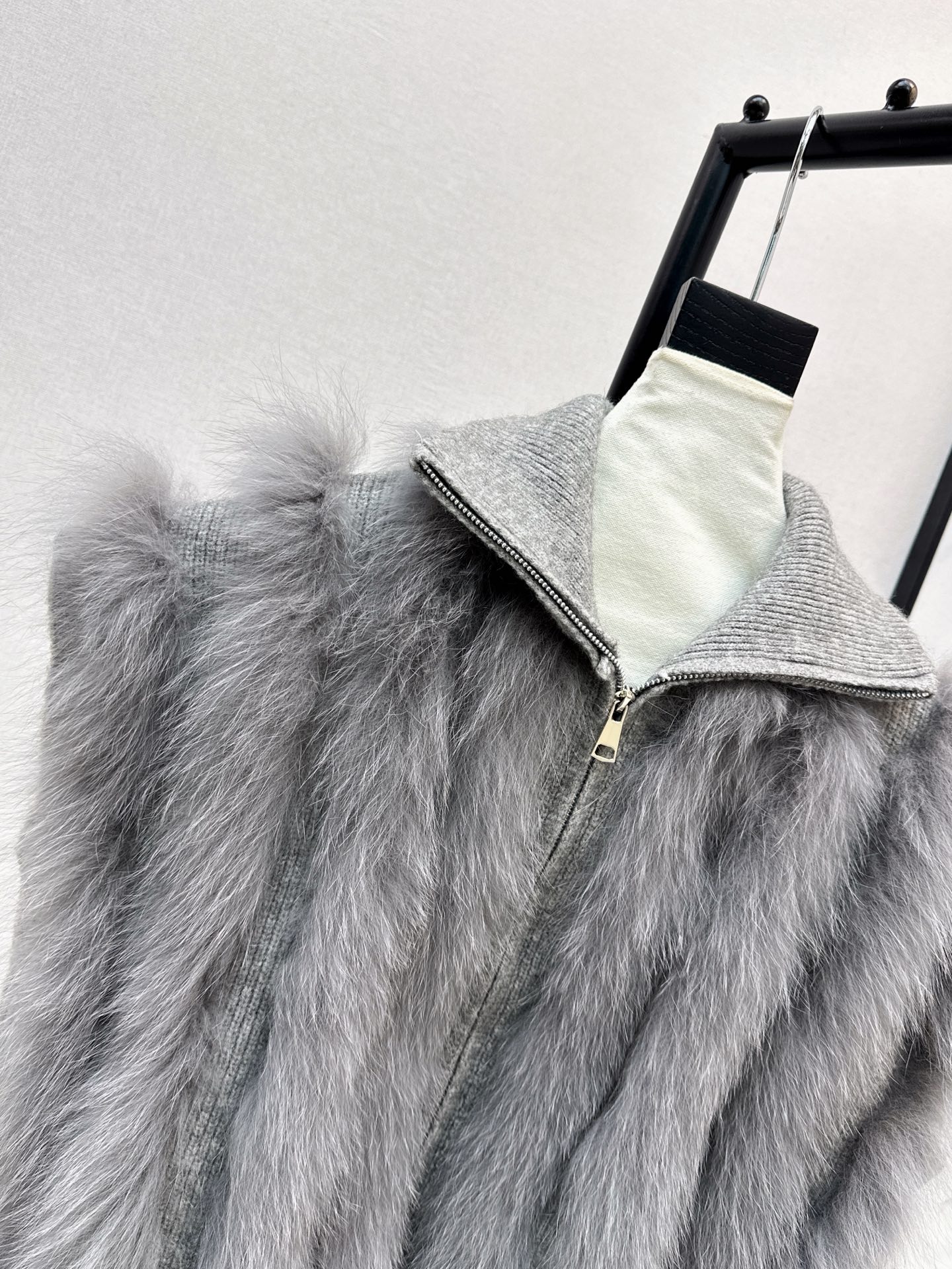 Fen 26fw fur-trim knit vest