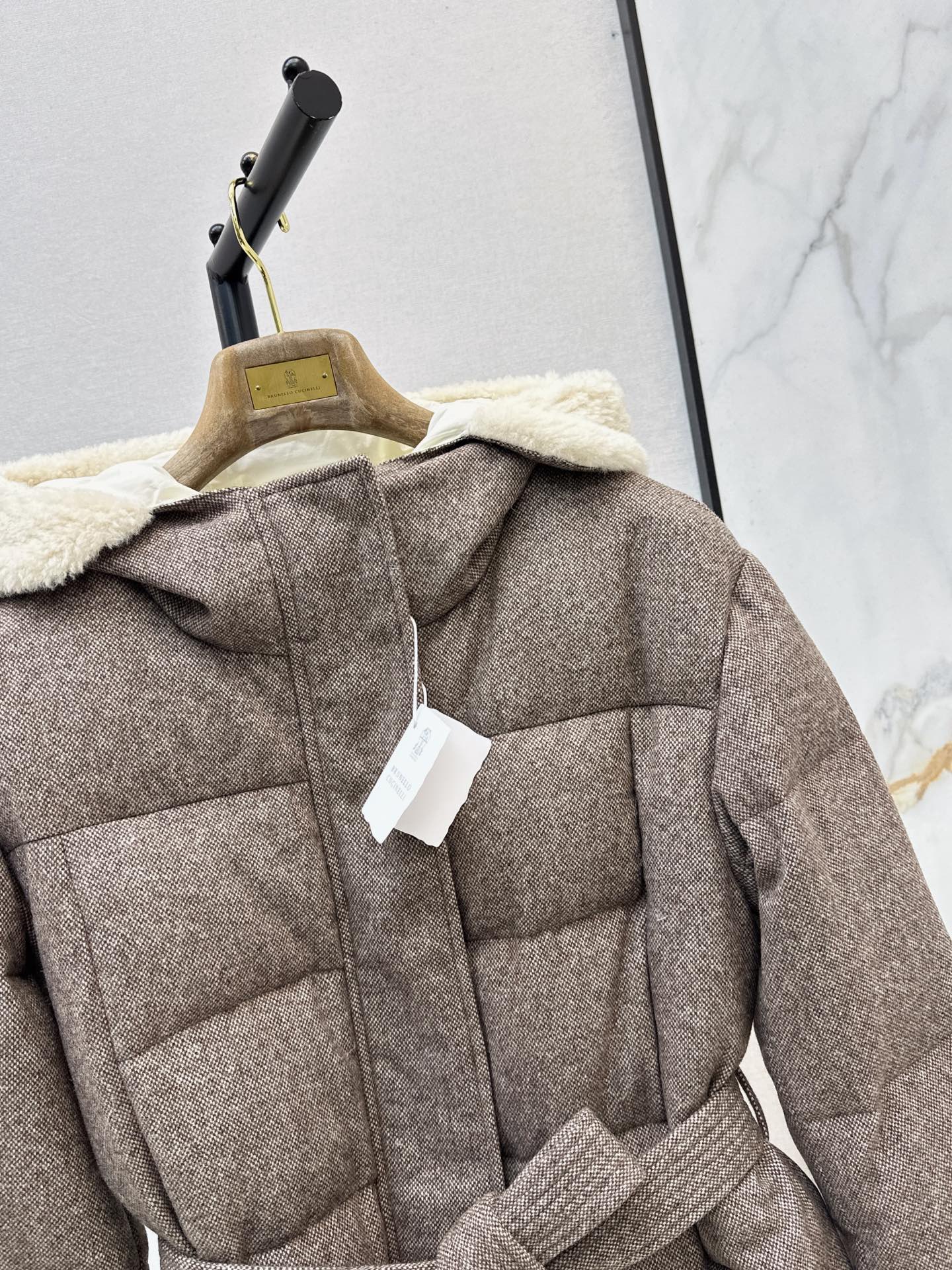 Brun 26fw hooded belted down jacket
