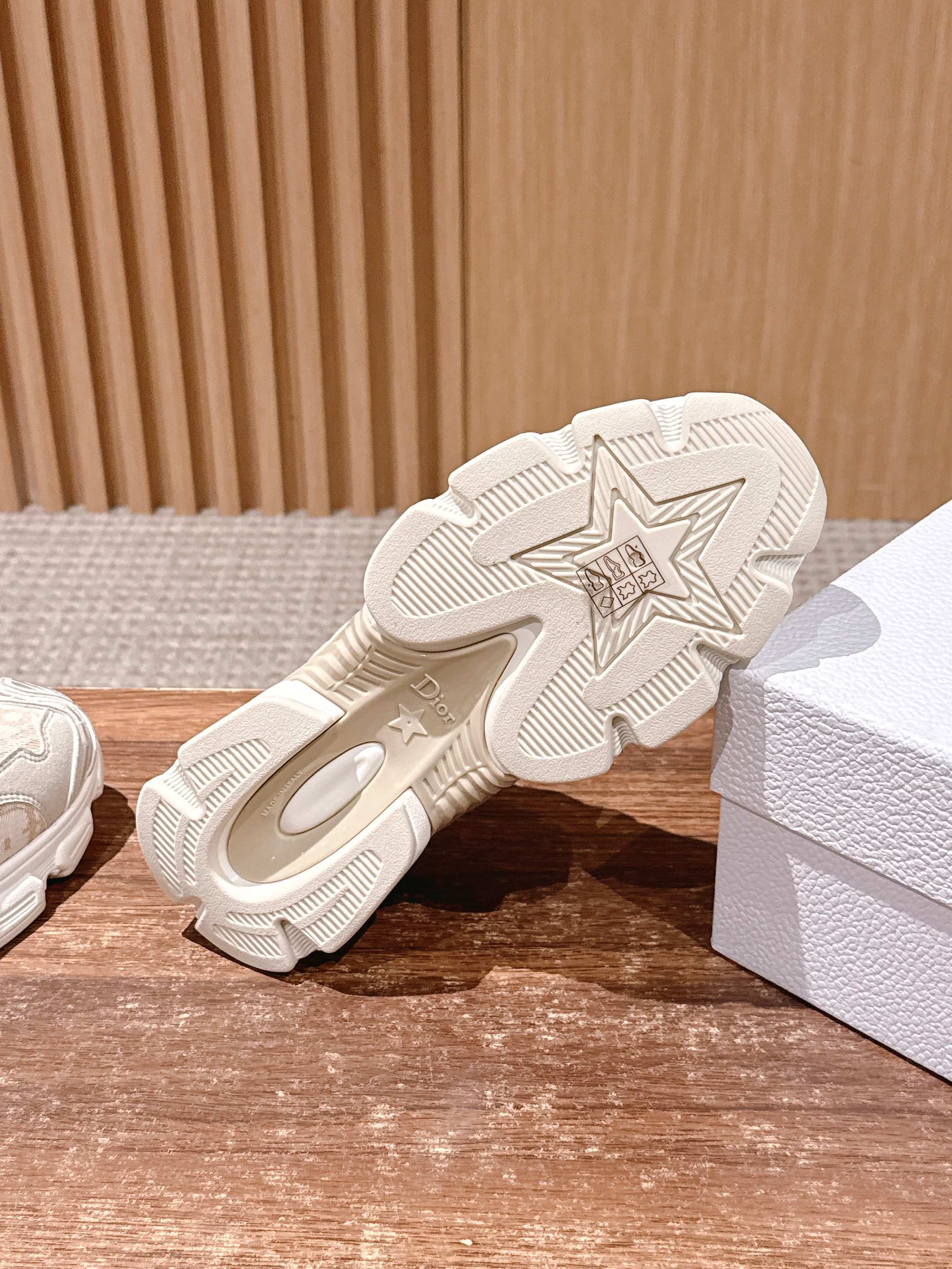 Dio 25fw clunky sneaker