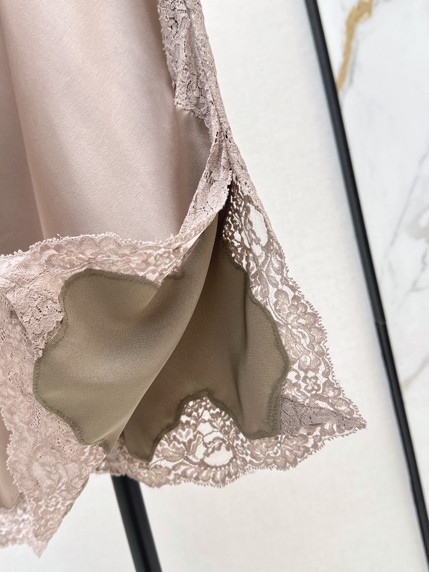 ES 26ss lace contract satin skirt