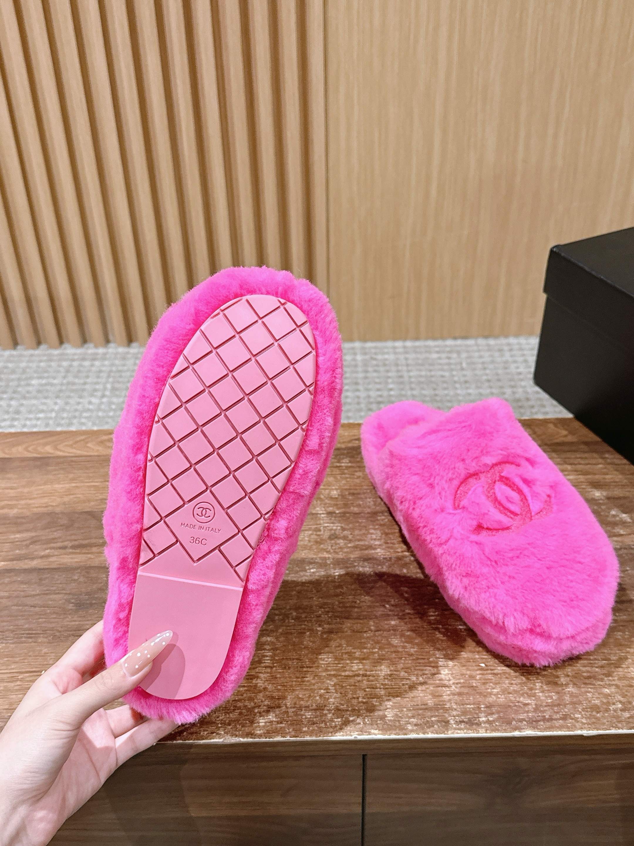 Chan 25fw fluffy slippers