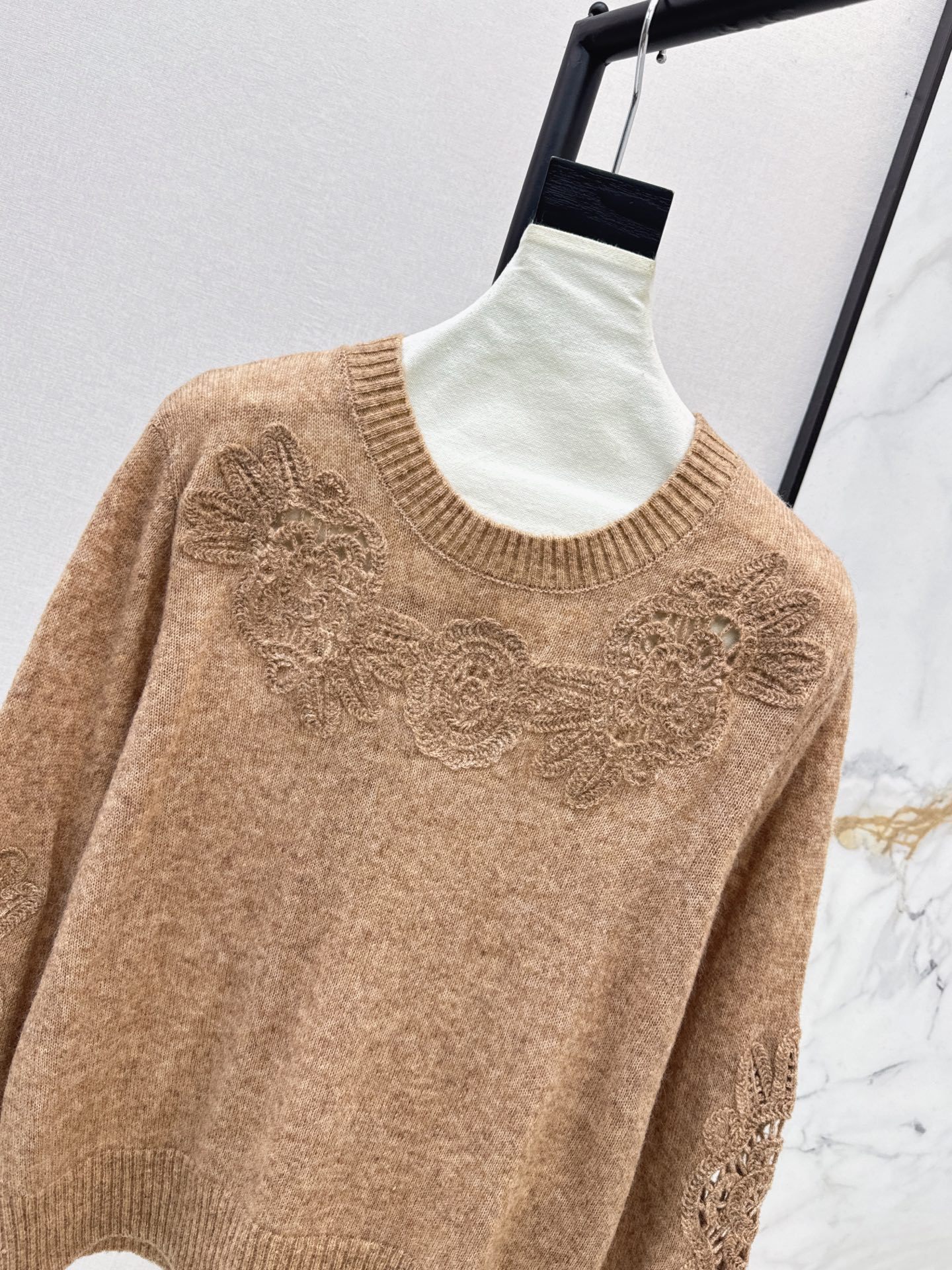 Brun 26fw hollow contract knit sweater