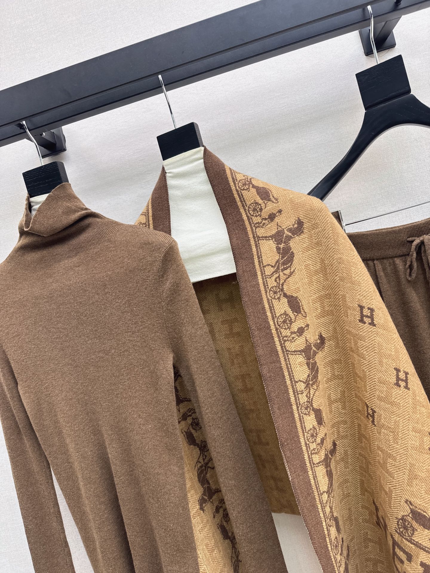 Her 26fw knit shawls basic tee pants sets