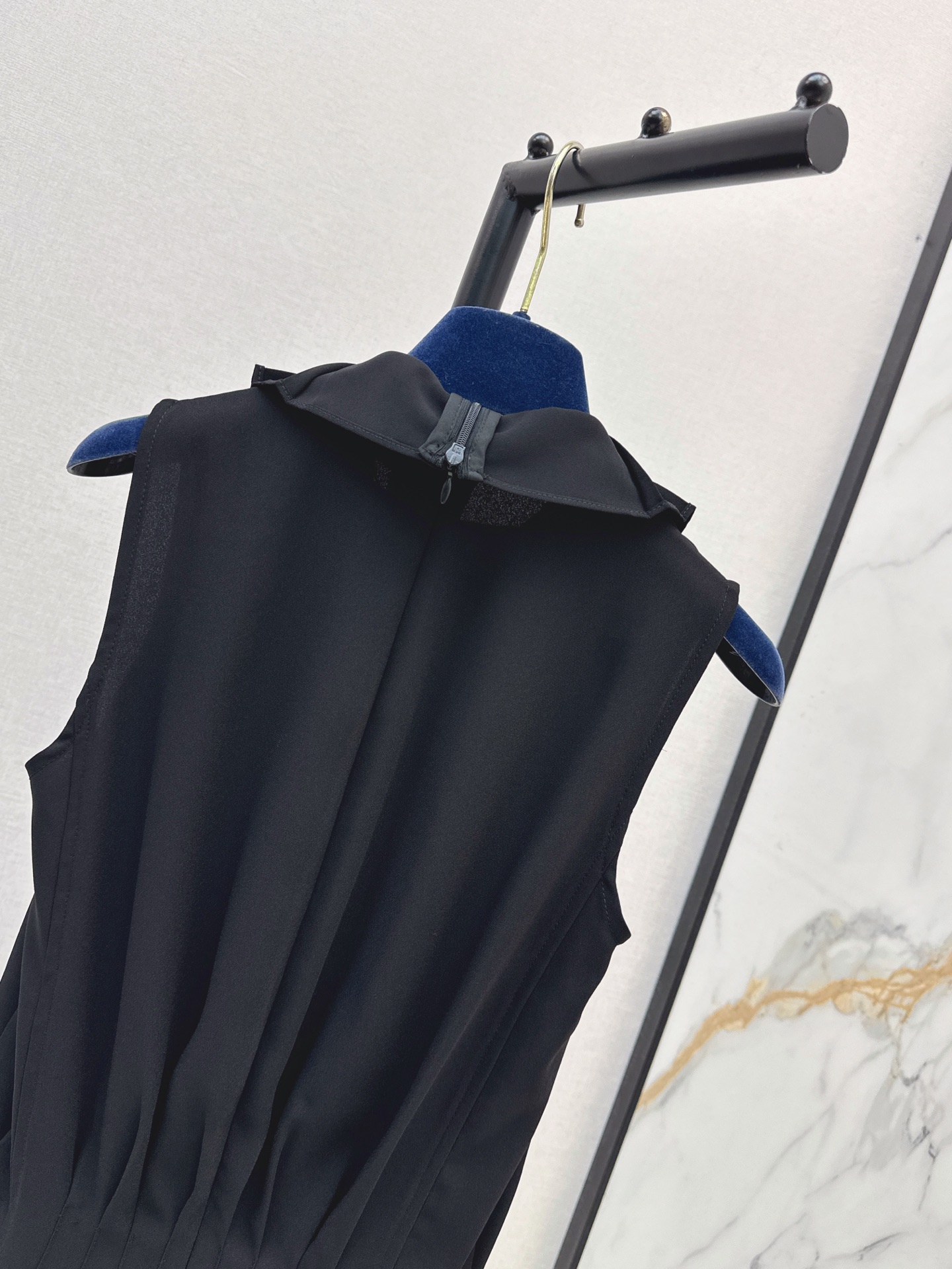 Loui 26fw sleeveless ruffle