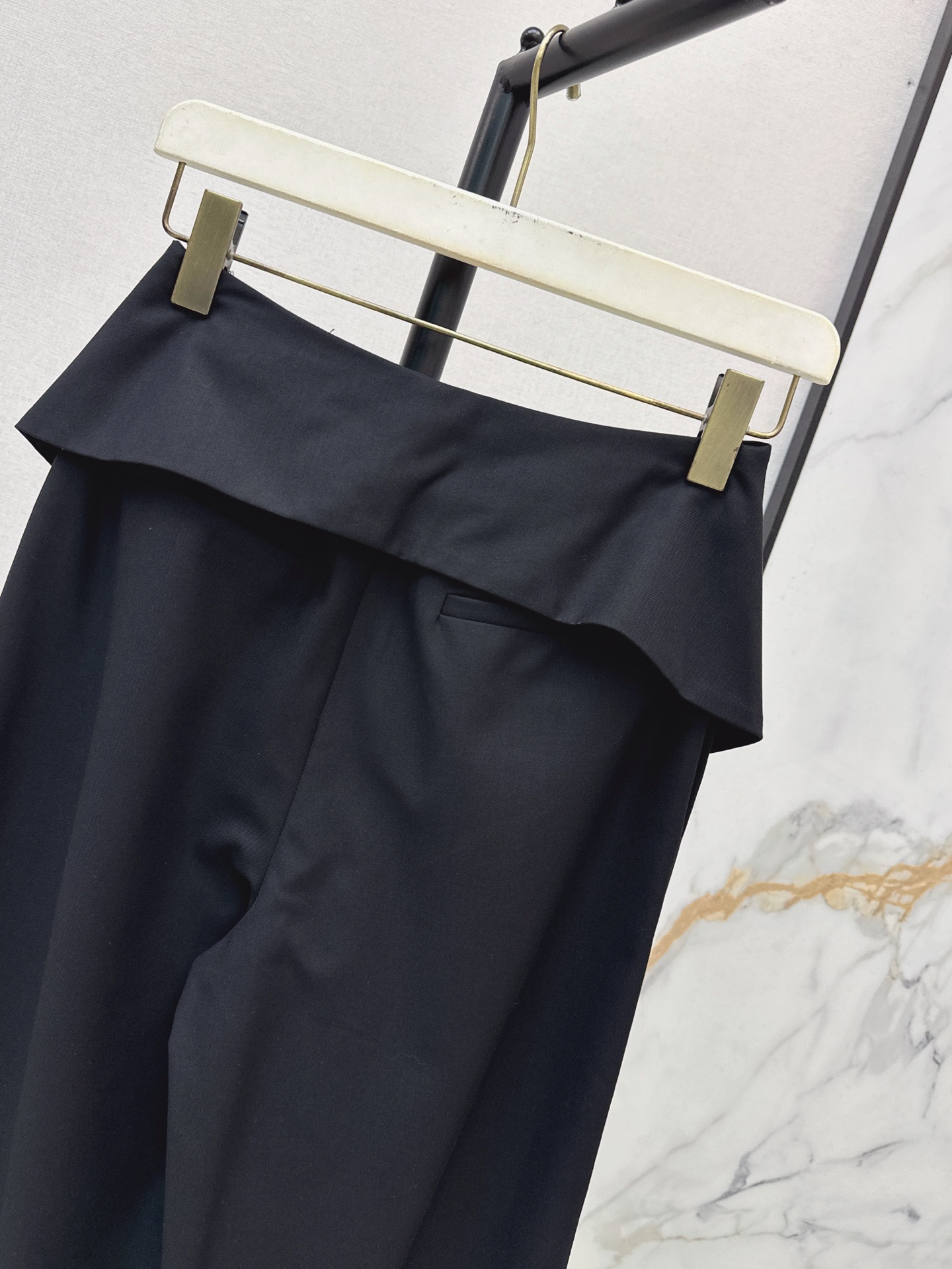Loe 26fw asymmetric wide-leg pants
