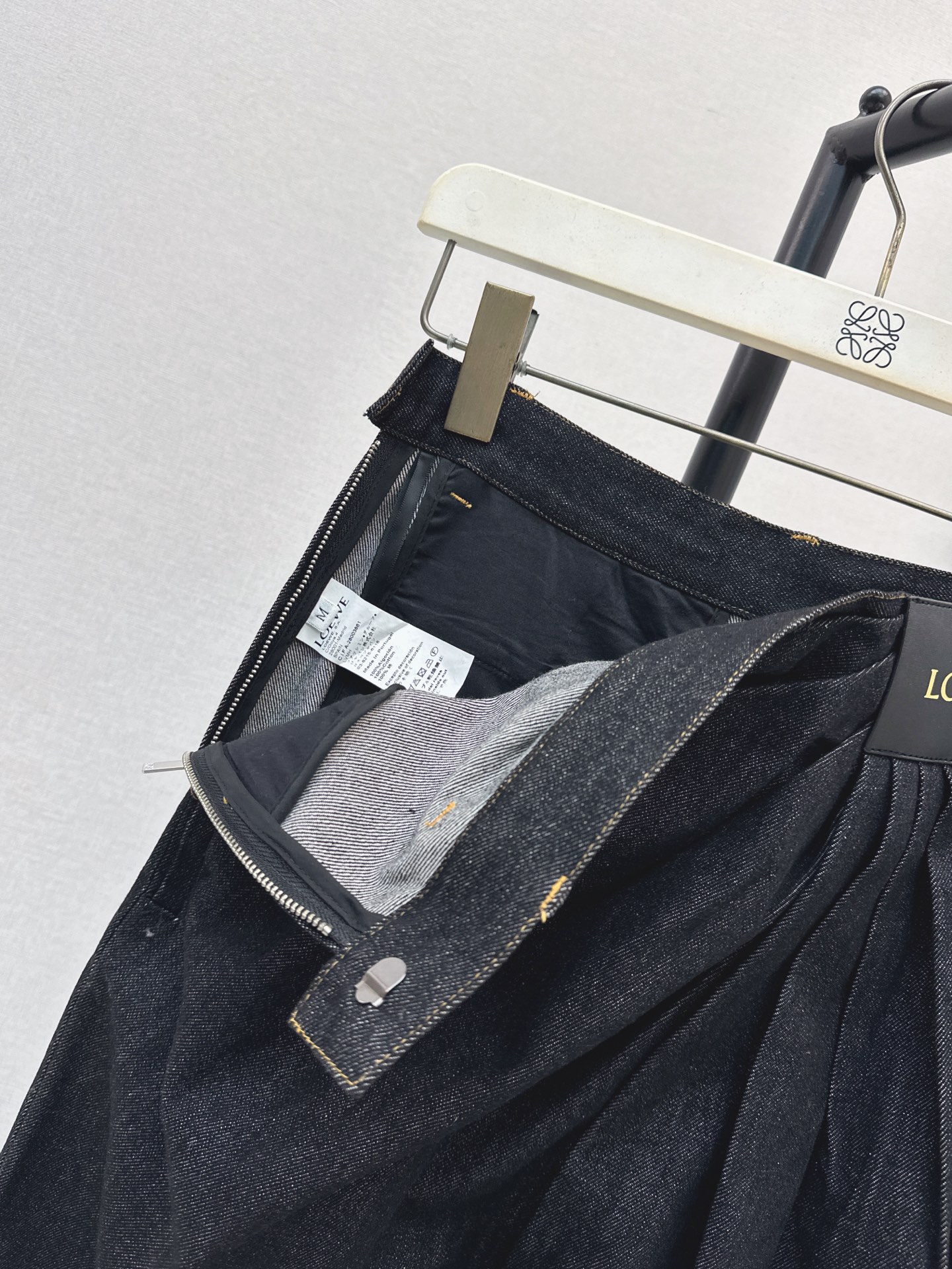 Loe 26fw asymmetric pleated wide-leg jeans