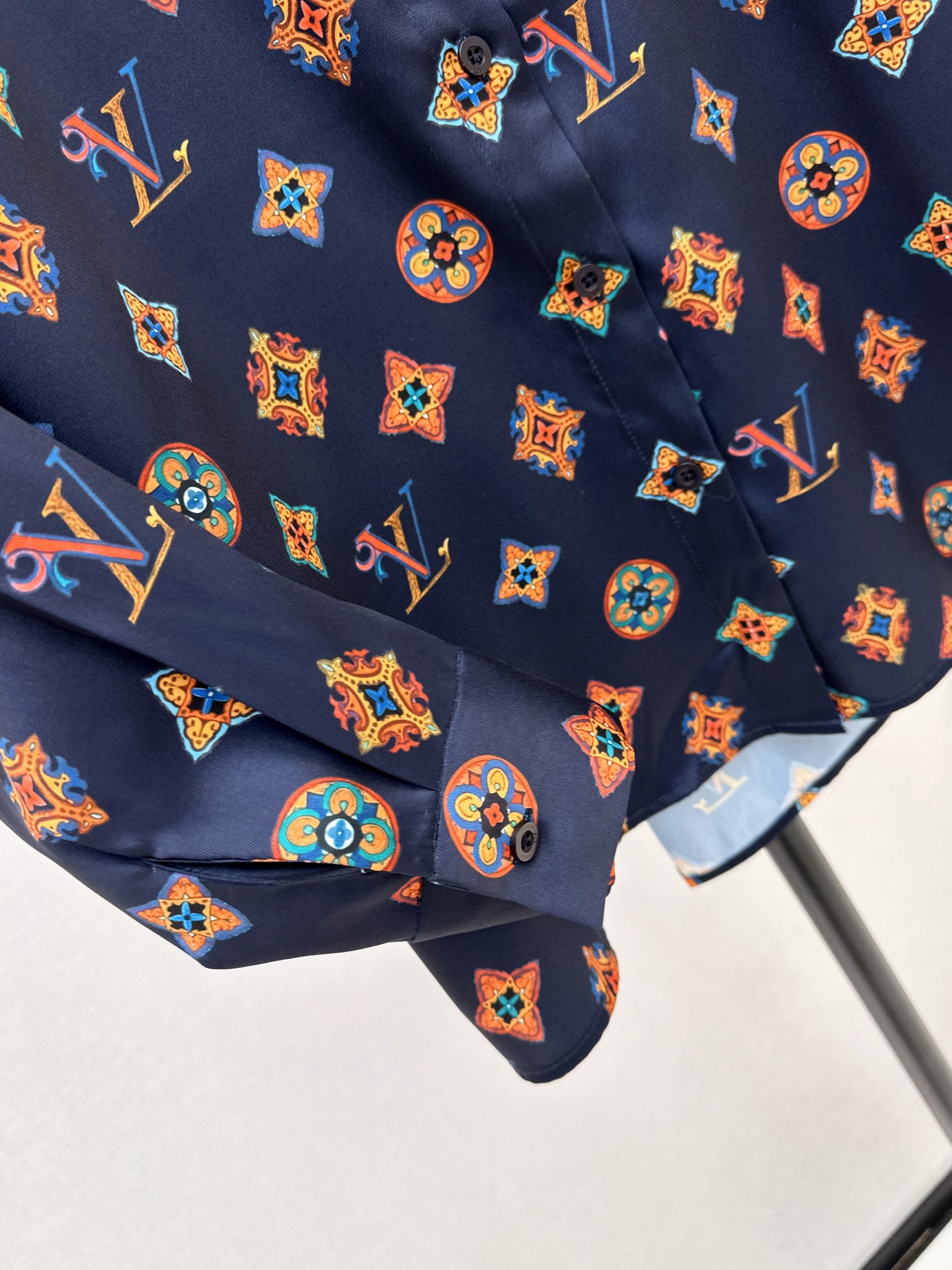 Loui 26fw print ribbon shirt