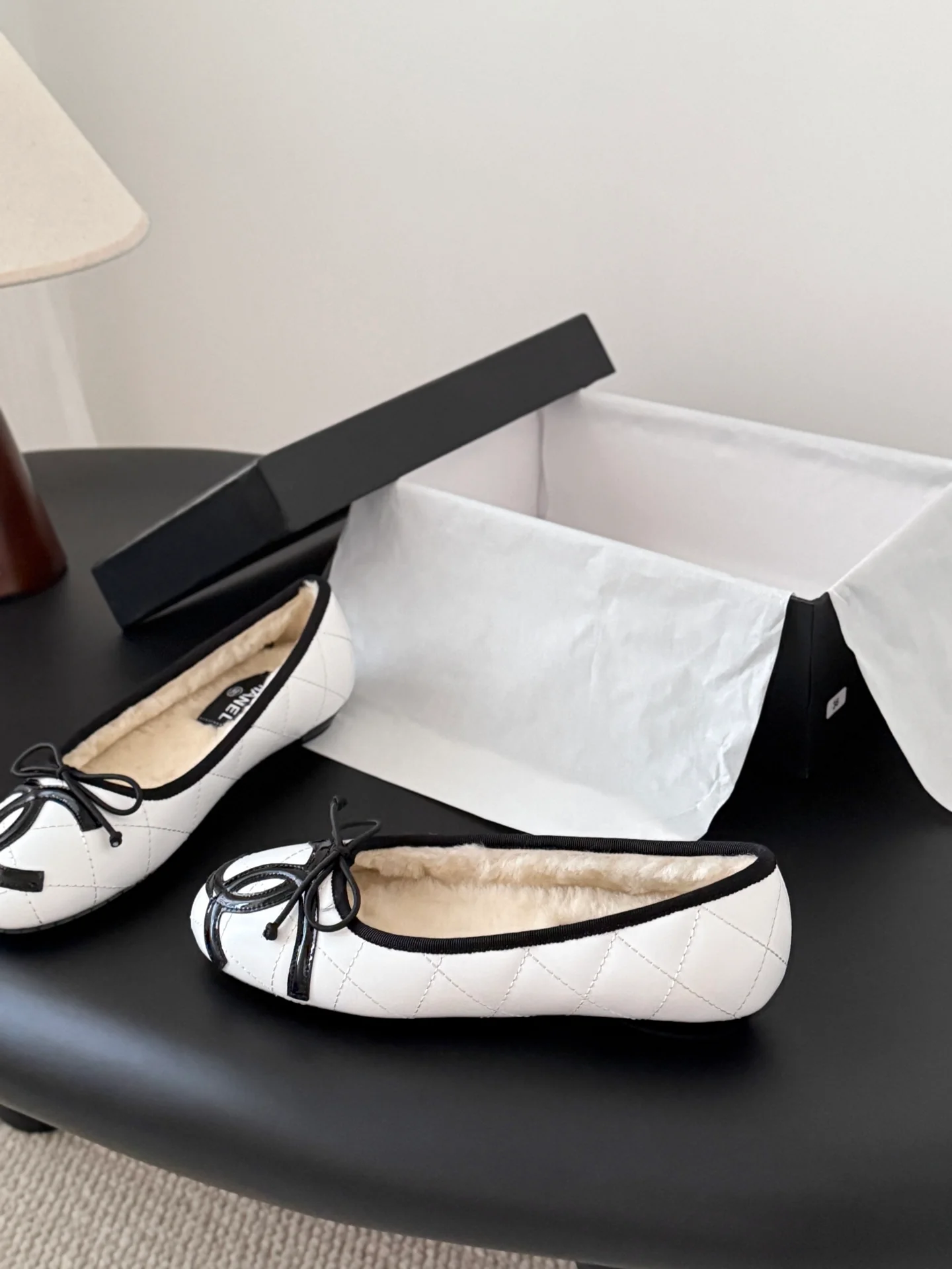 Chan 25fw fleece lined flats