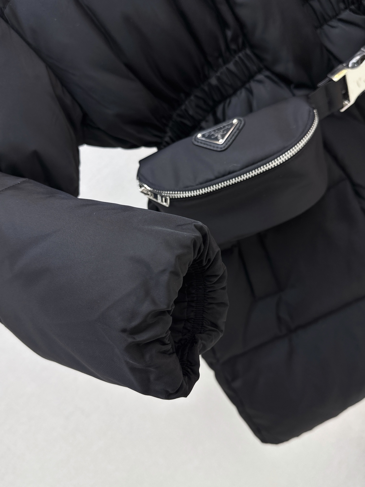 Pra 26fw hooded belted down jacket