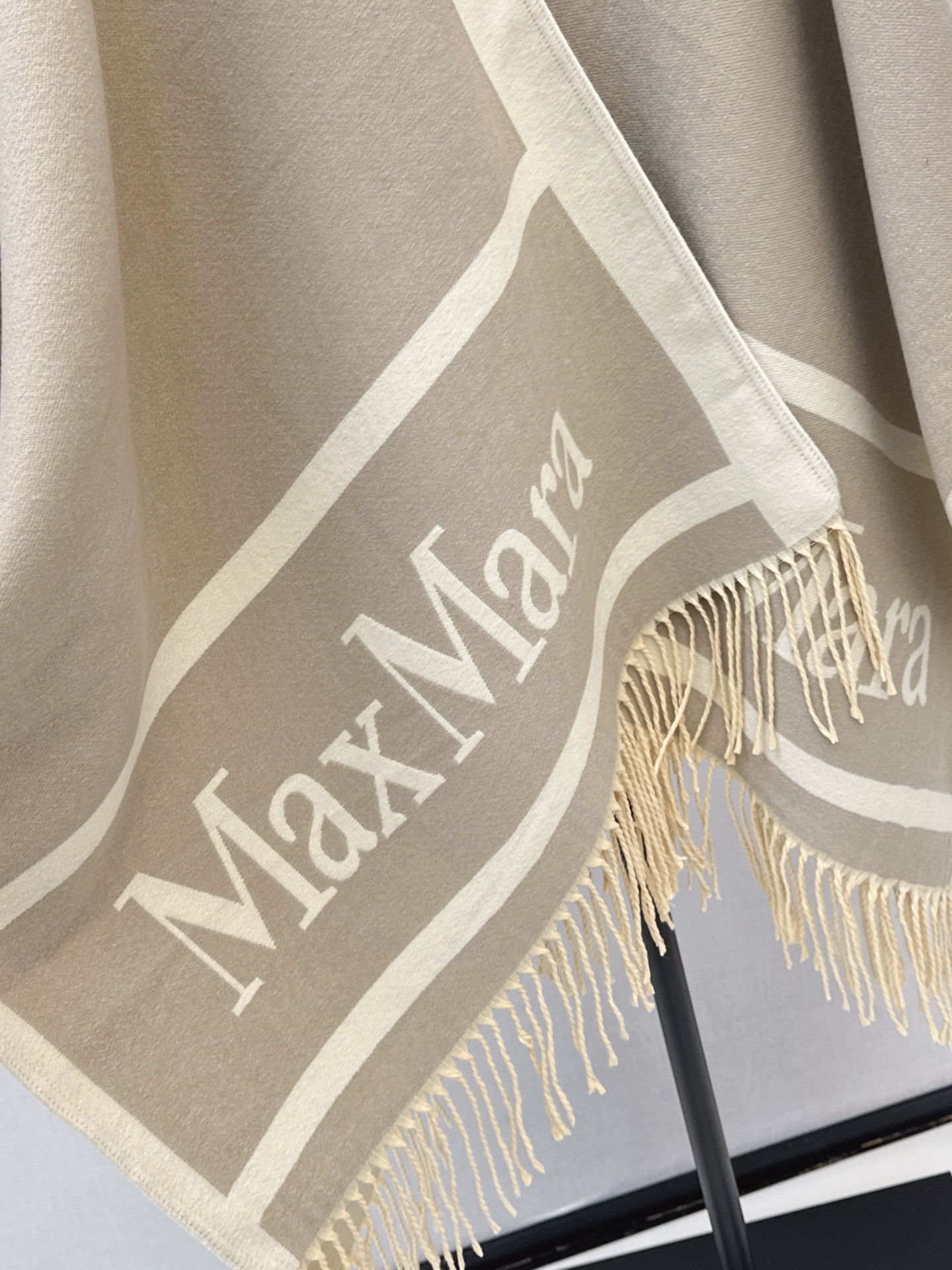 Max 26fw jacquard shawls
