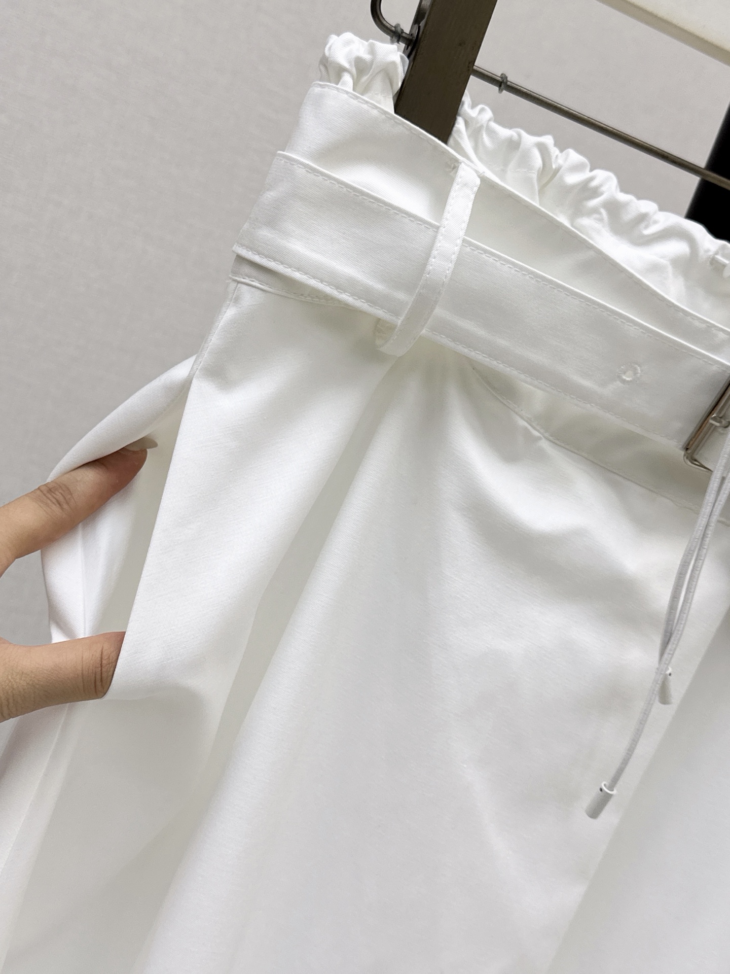 Loe 26ss belted pleated skirt