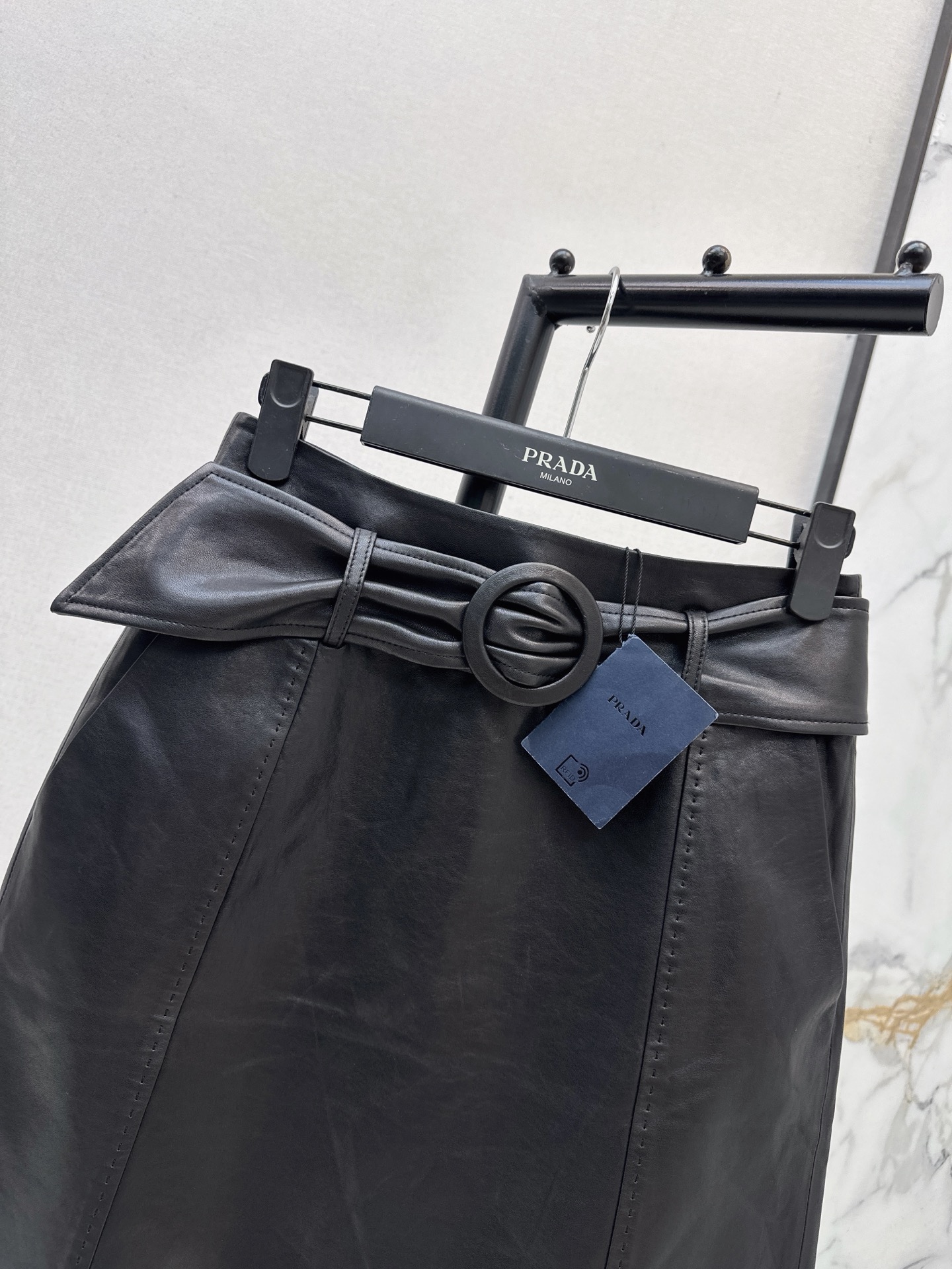 Pra 26fw leather belted skirt