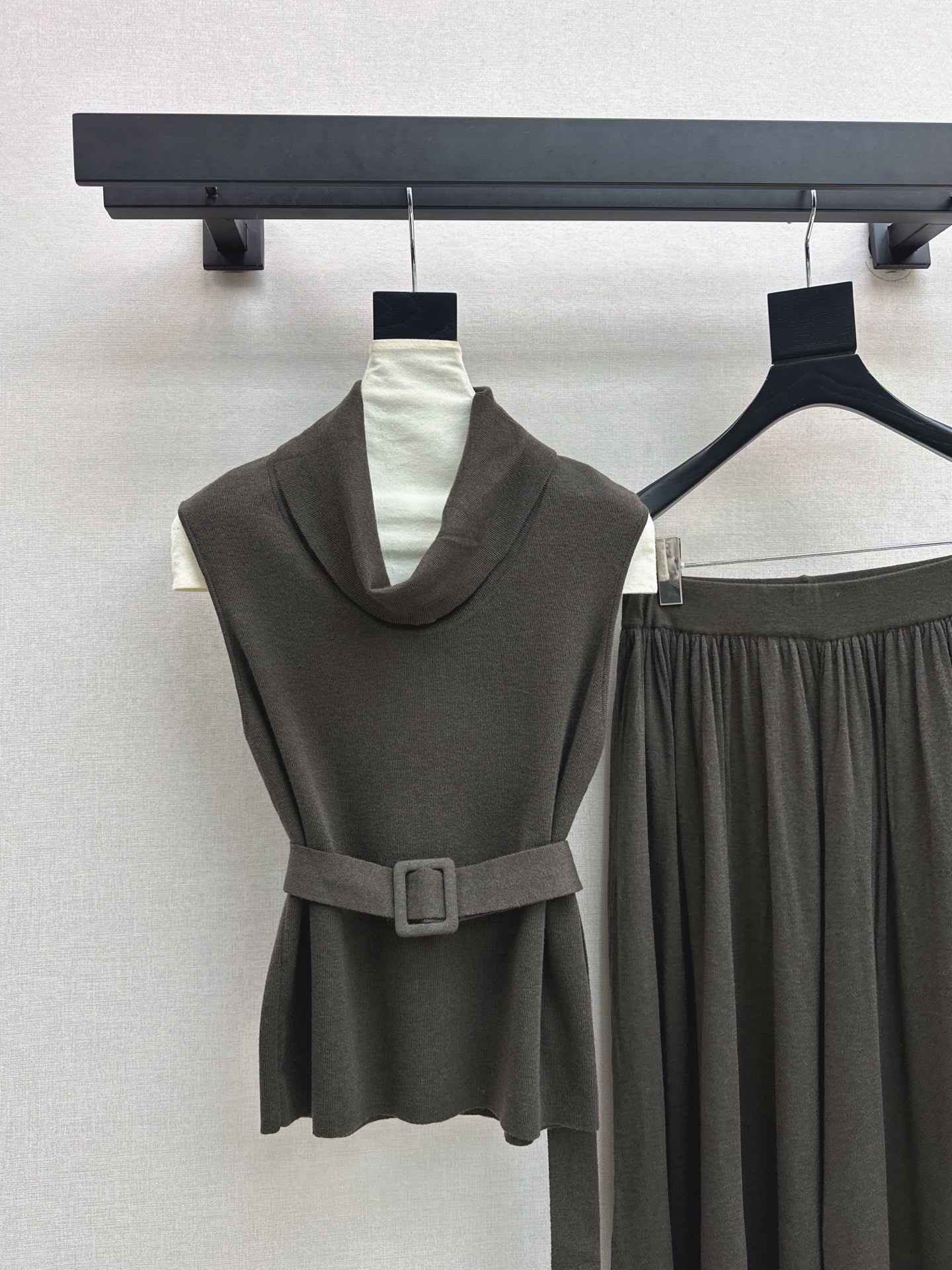 Her 26fw belted knit sleeveless top pants sets