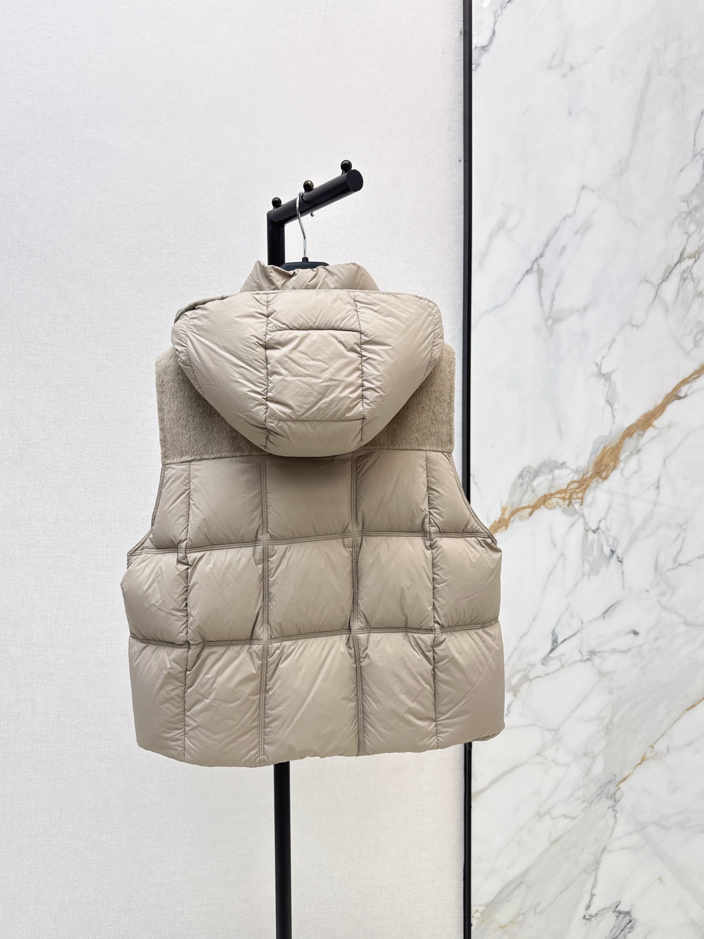 Max 26fw knit contract hooded down vest
