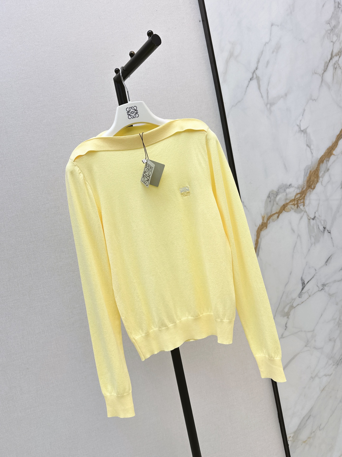 Loe 26fw off shoulder knit top