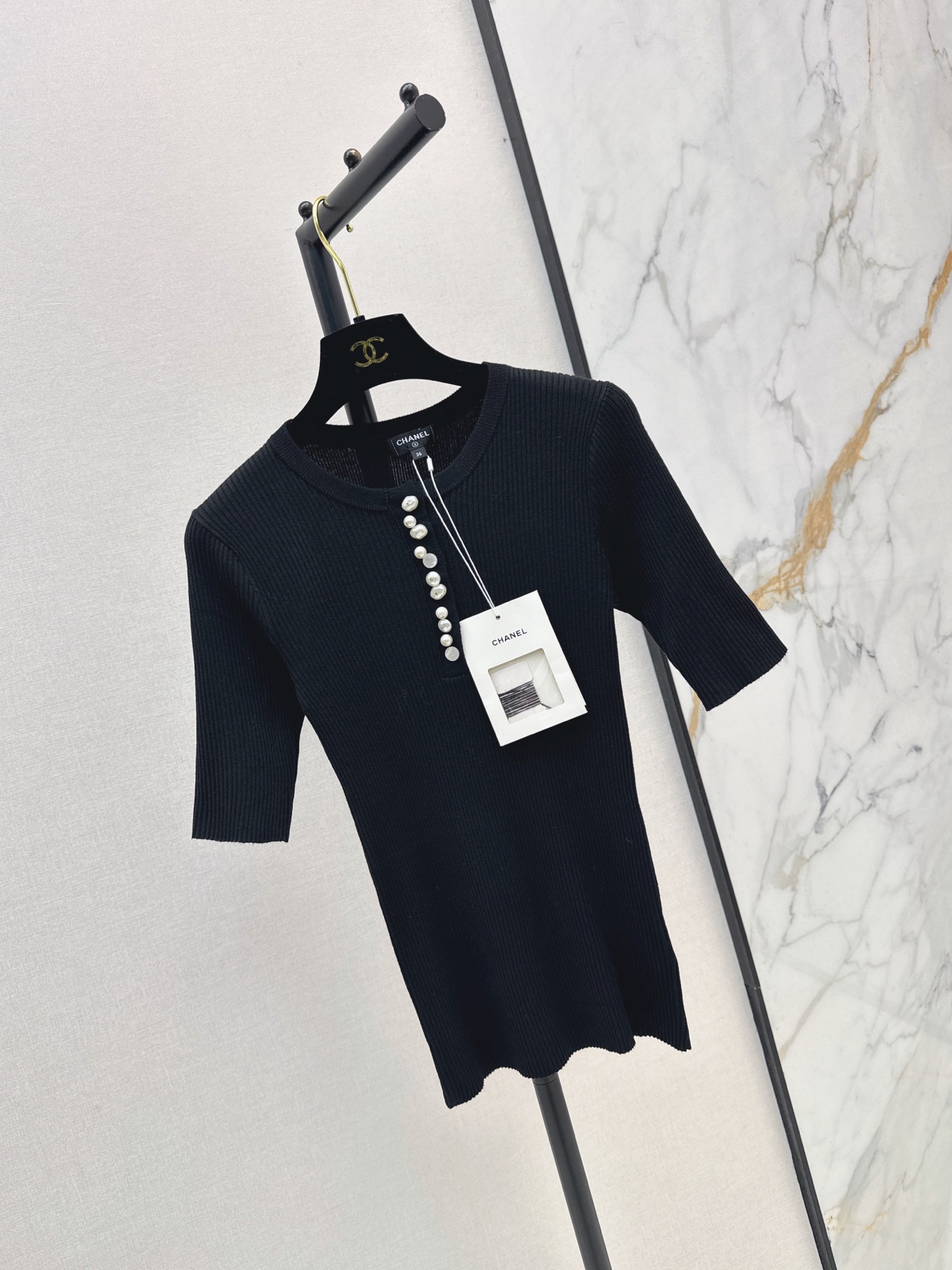 Chan 26fw pearl buttons knit top