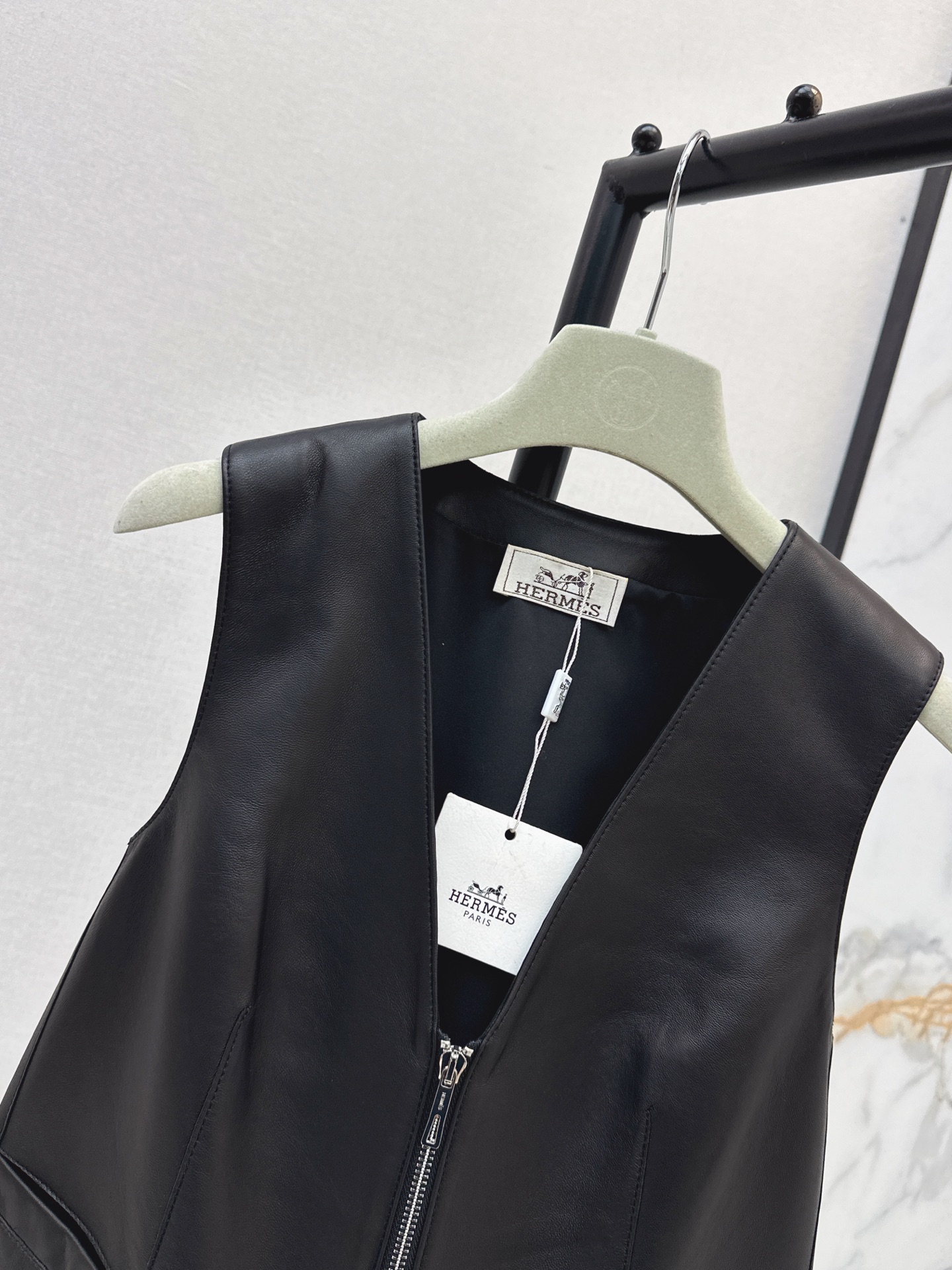 Her 26fw lether vest jacket