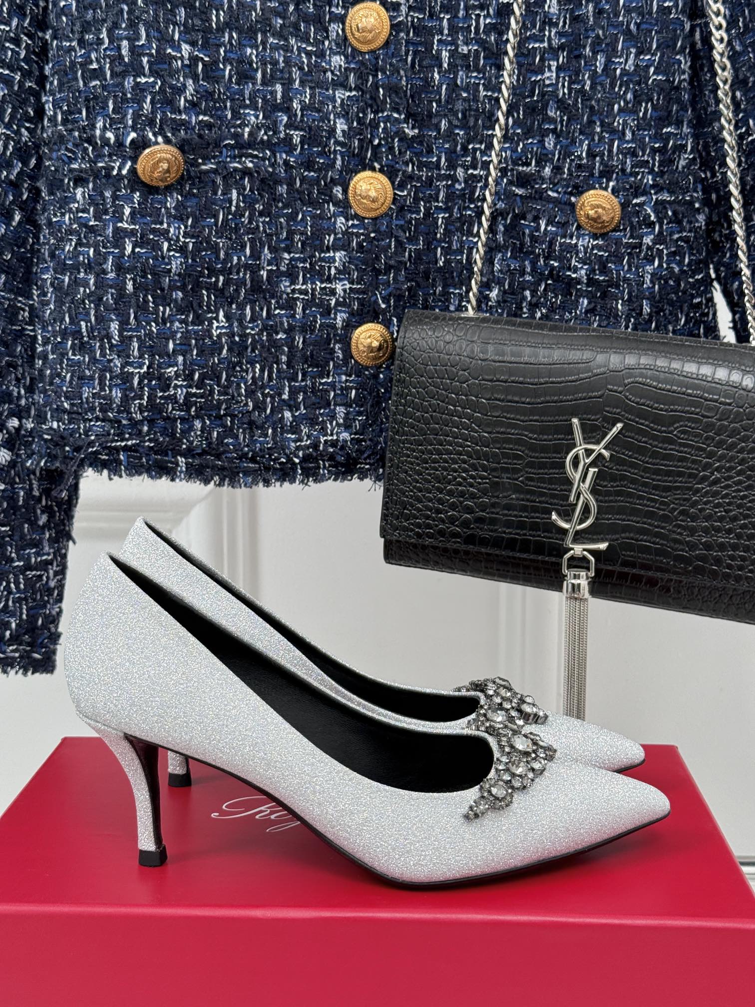 R Vi rhinestone pump