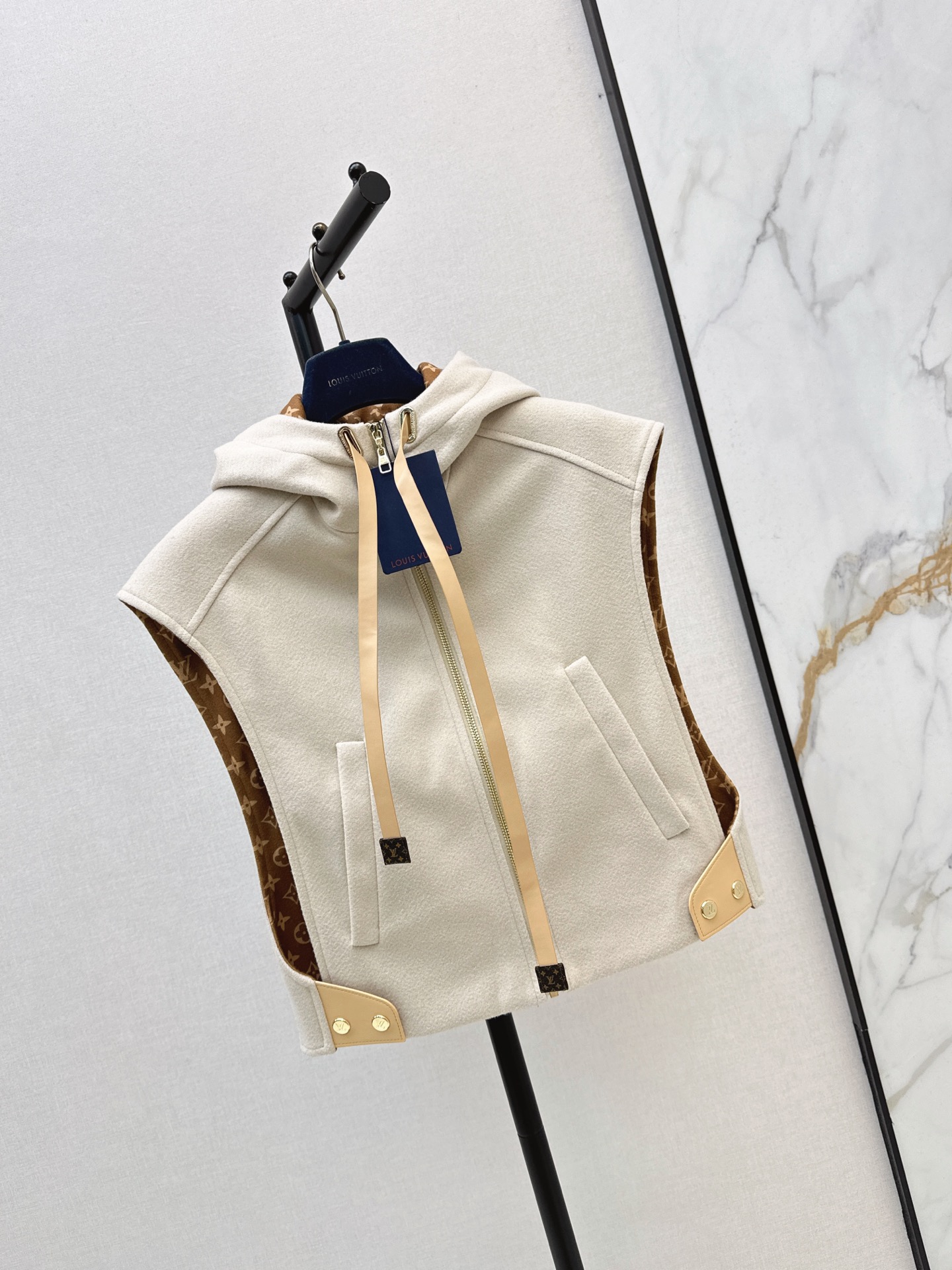 Loui 26fw hooded vest jacket
