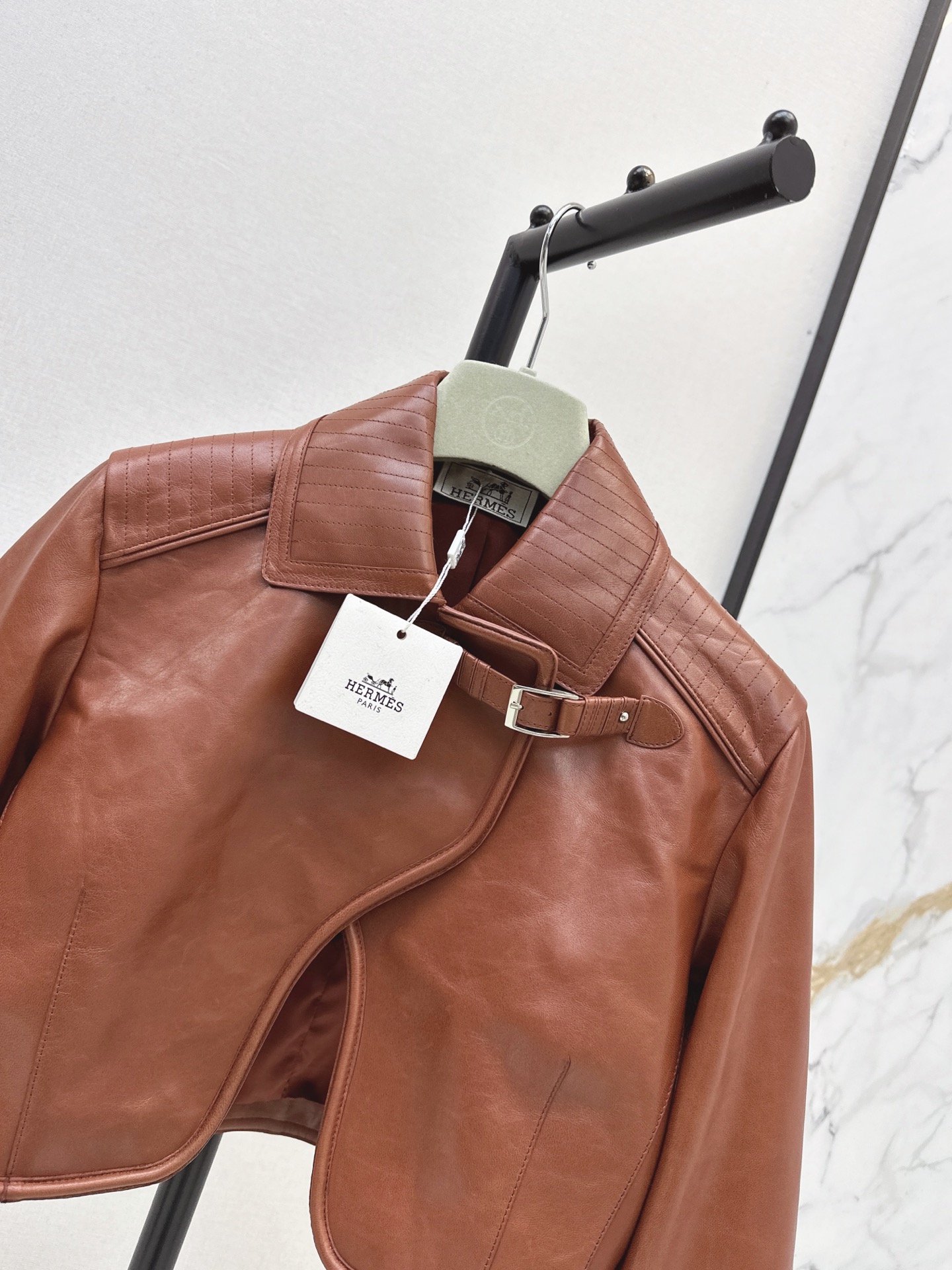 Her 26fw cropped leather jacket
