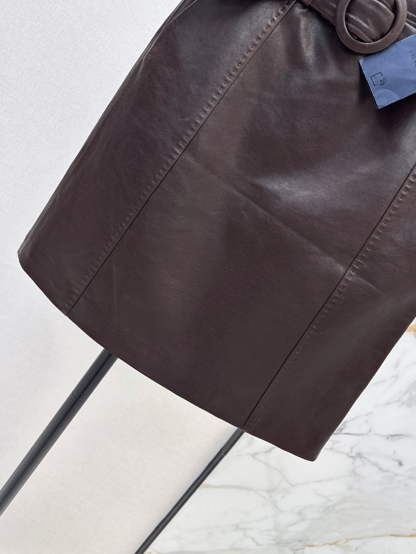 Pra 26fw leather belted skirt