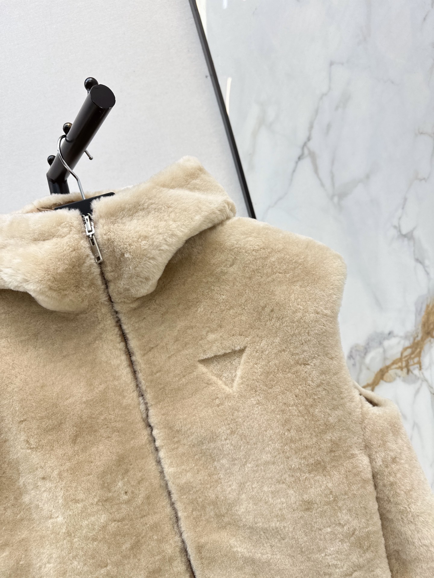 Pra 26fw faux-fur hooded vest jacket