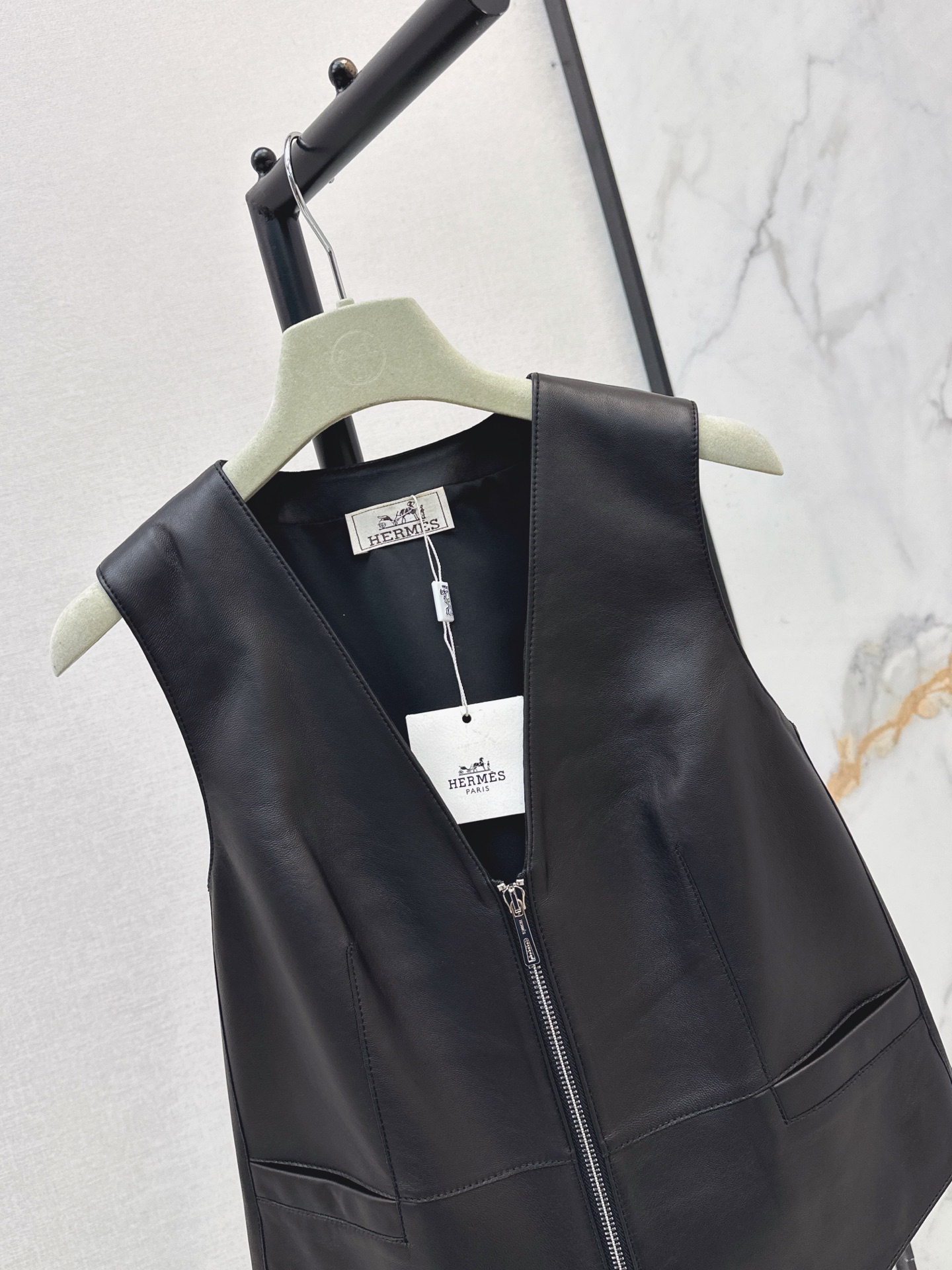 Her 26fw lether vest jacket