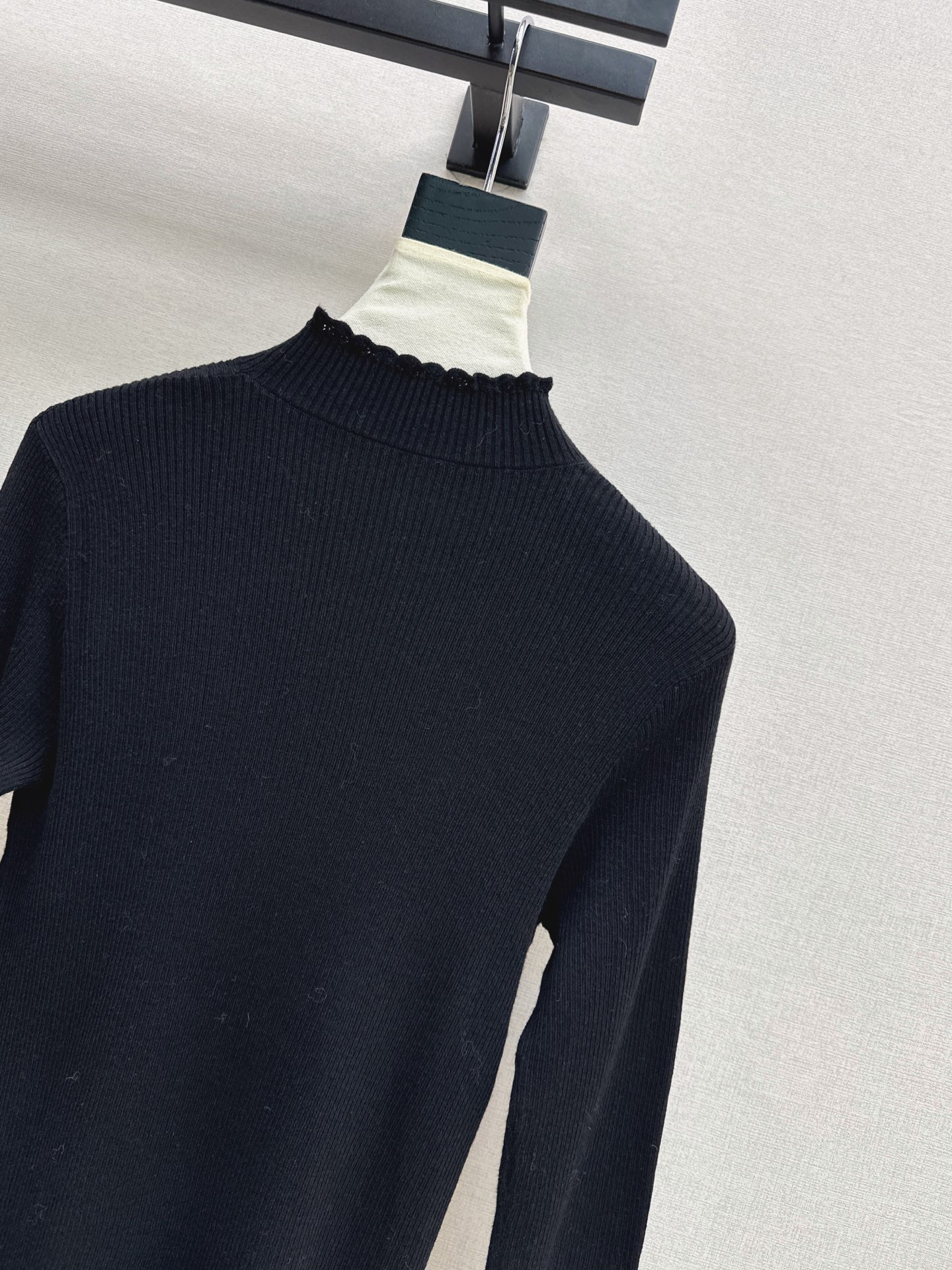 ES 26fw ruffle basic tee