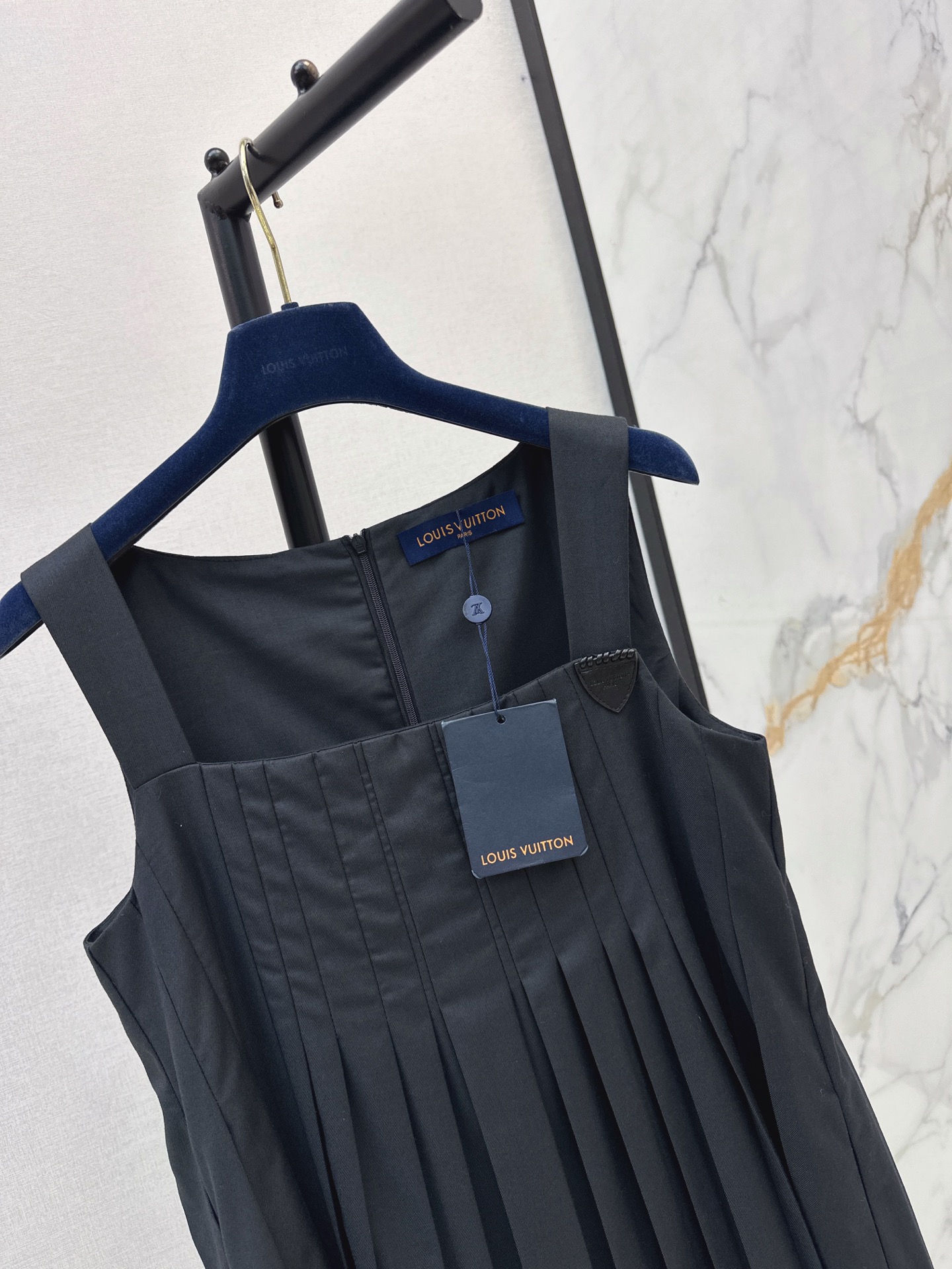 Loui 26fw square-neck pleated dress