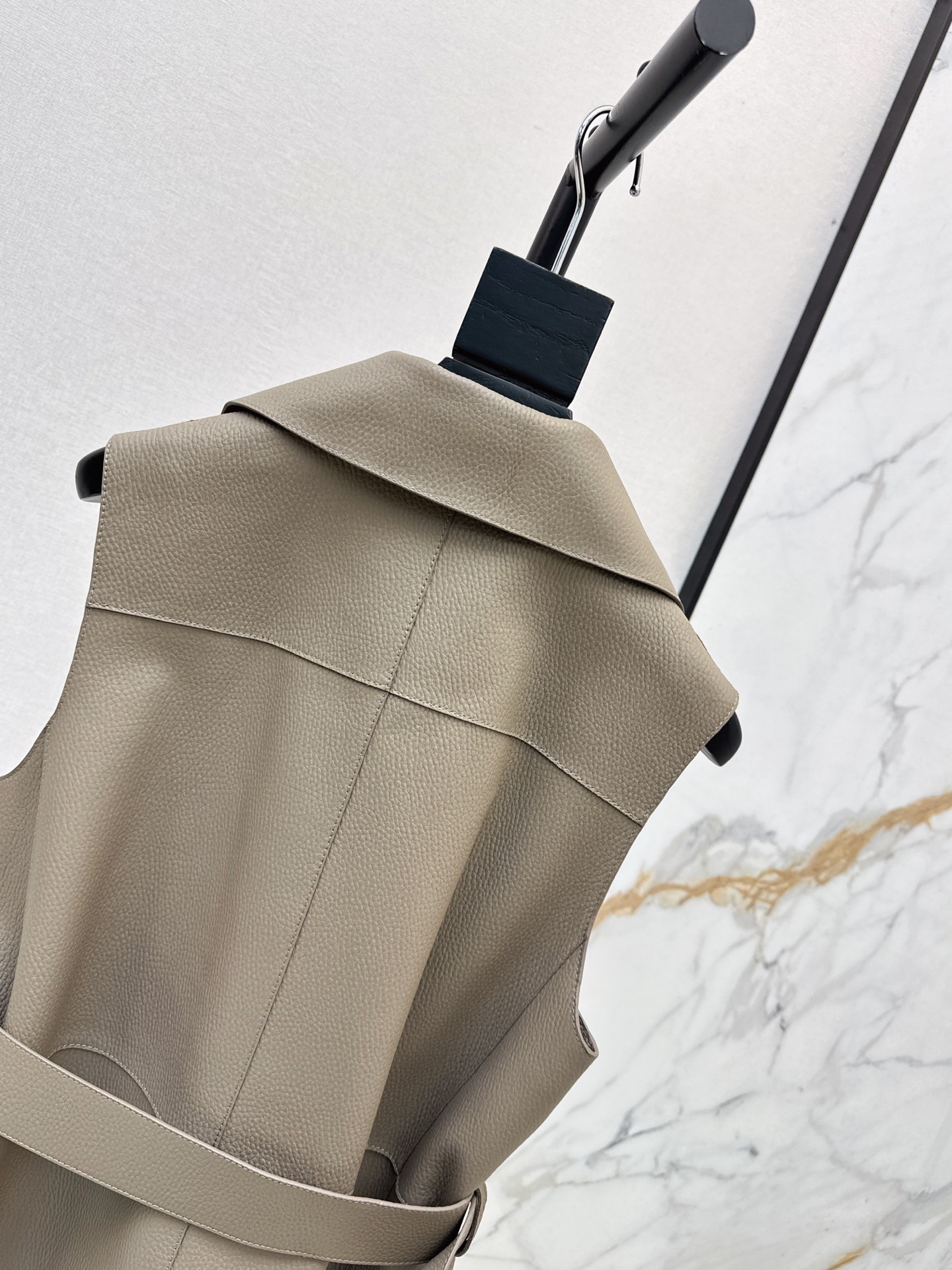 Her 26fw belted leather vest jacket