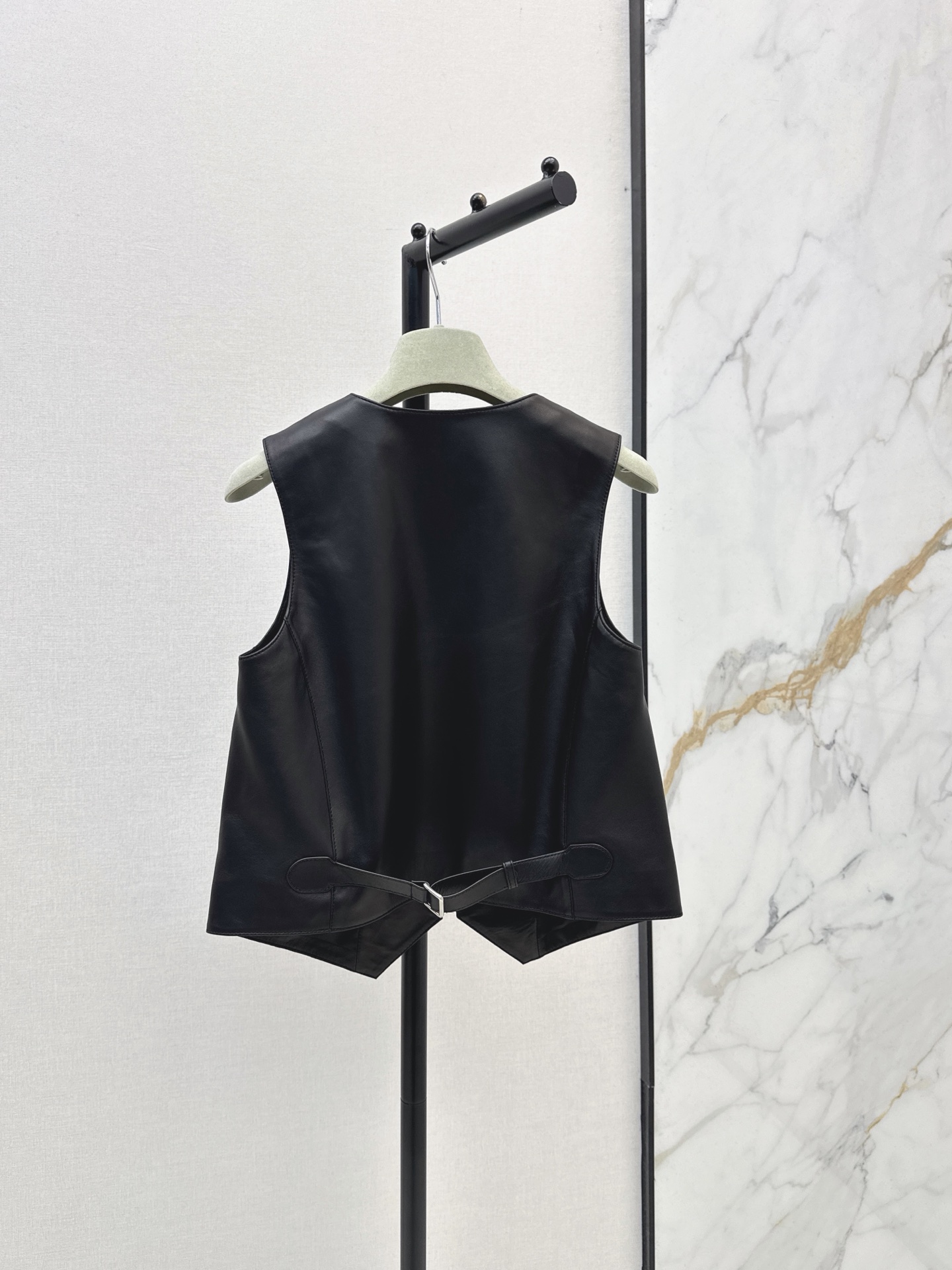 Her 26fw lether vest jacket
