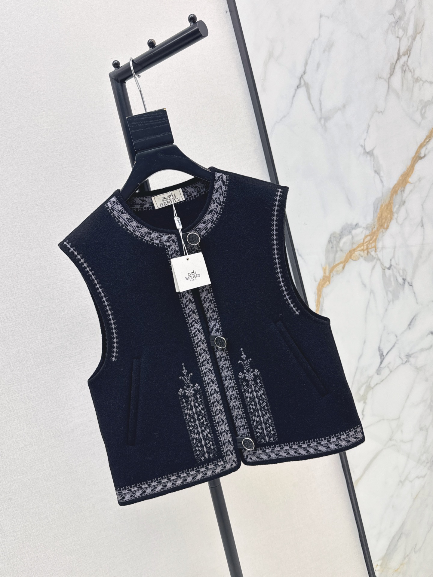 Her 26fw embroidery woolen vest