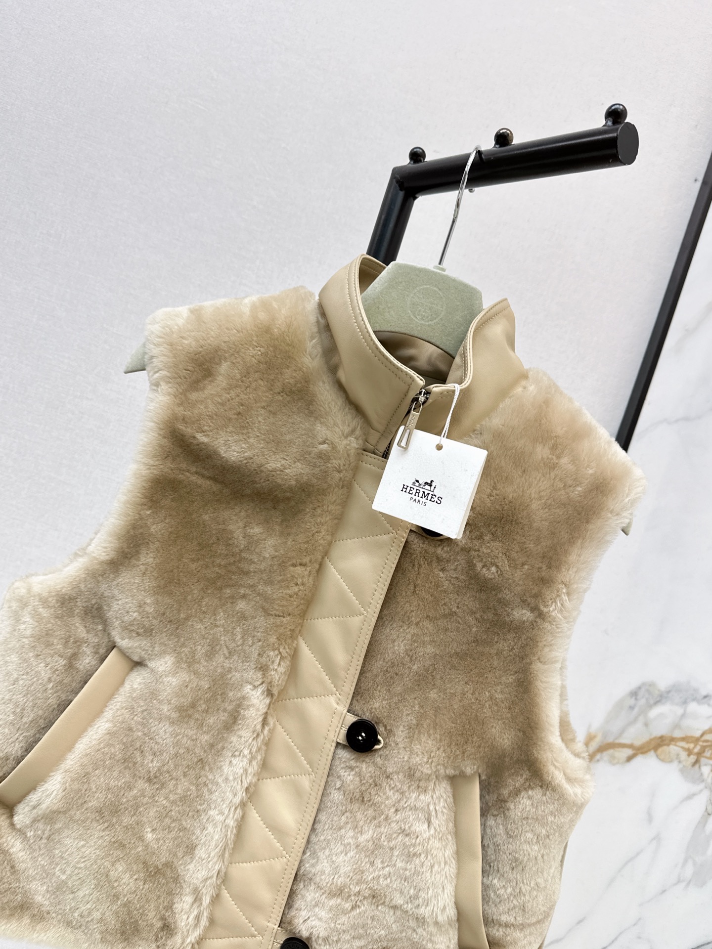 Her 26fw fur lether vest jacket