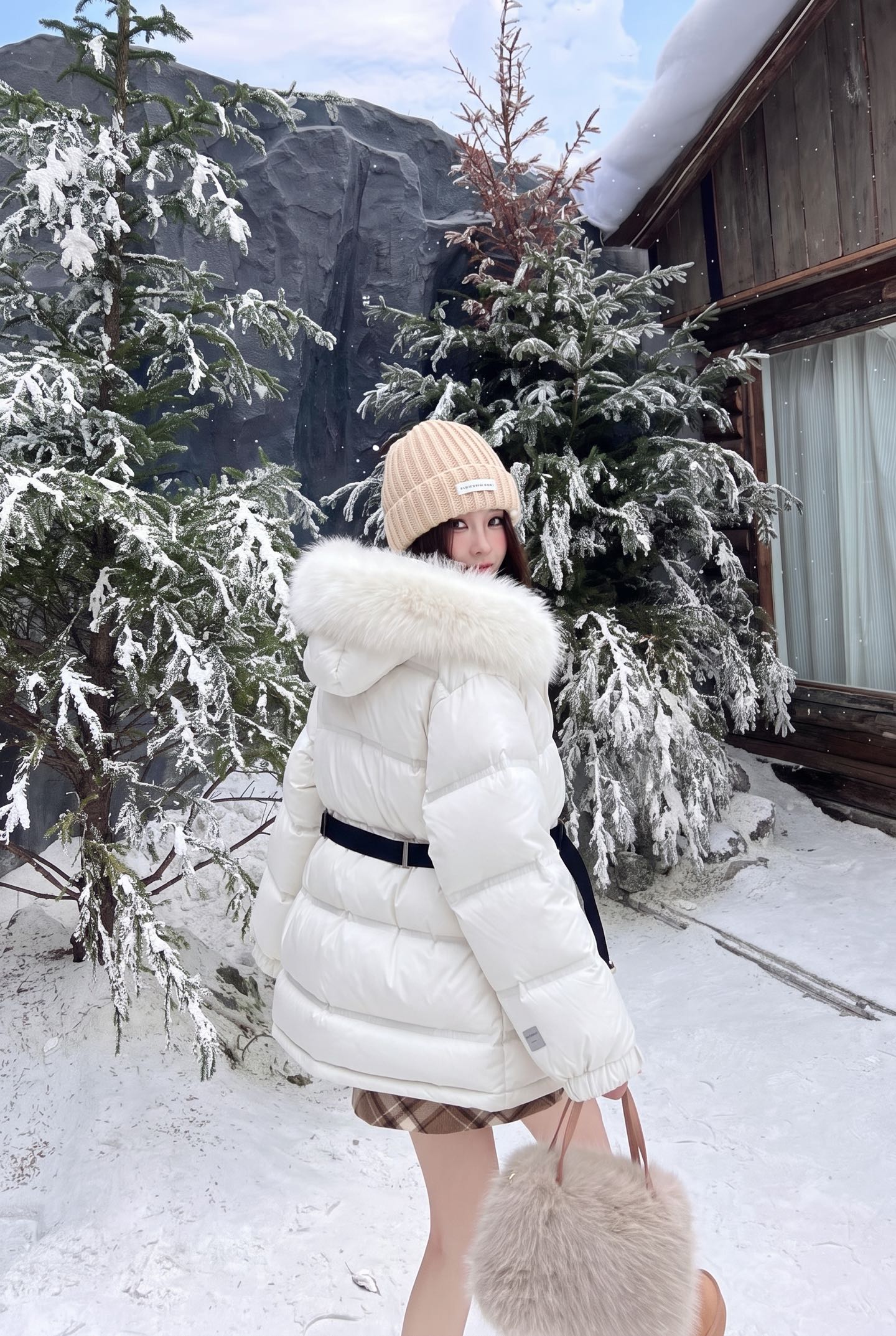 Max 26fw fur-trim hooded belted down jacket