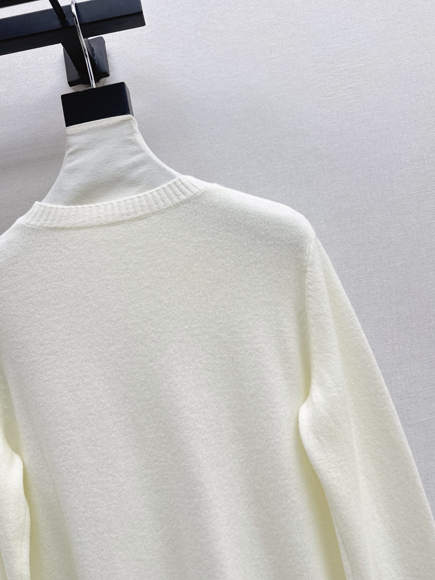 Loe 26fw embroidery sweater