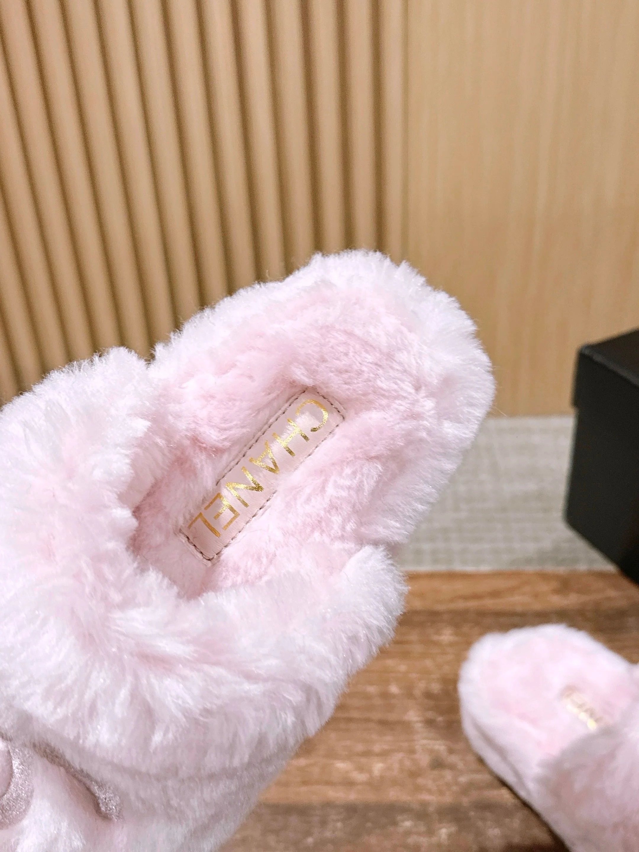 Chan 25fw fluffy slippers