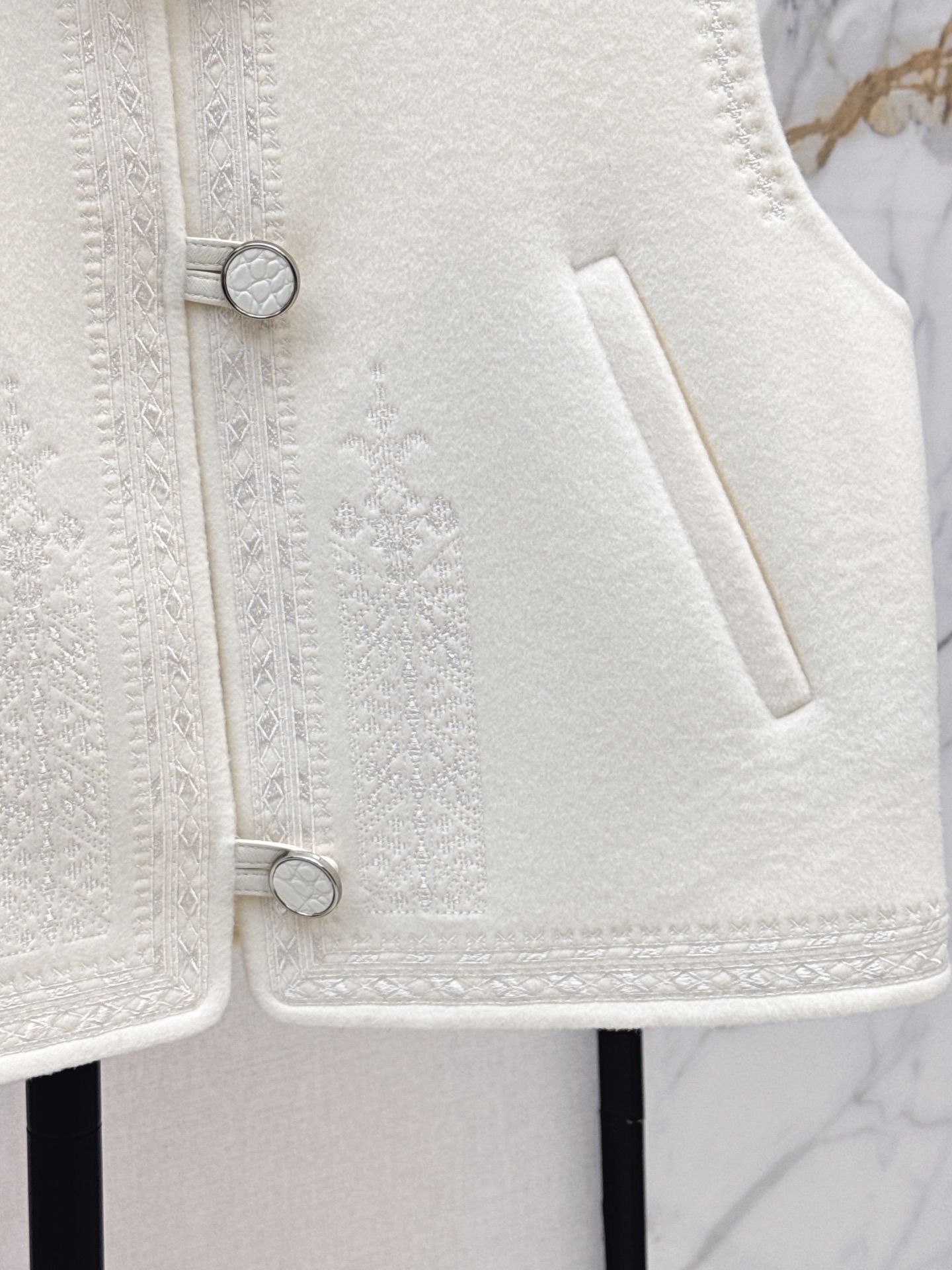 Her 26fw embroidery woolen vest