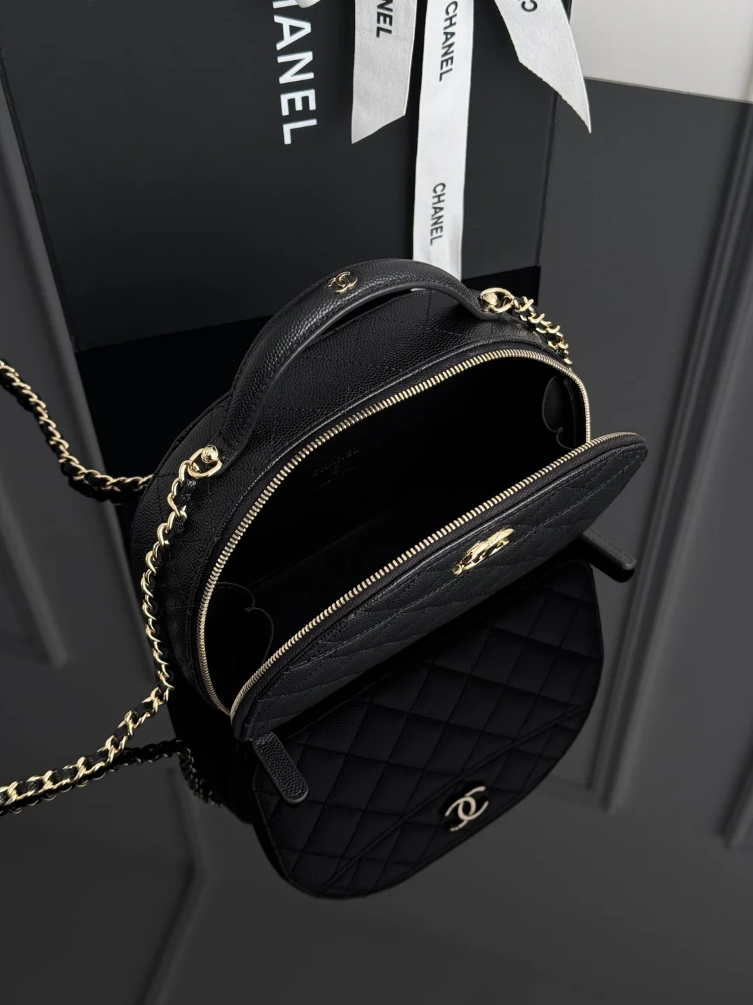 Chan 25C shell bag with chain