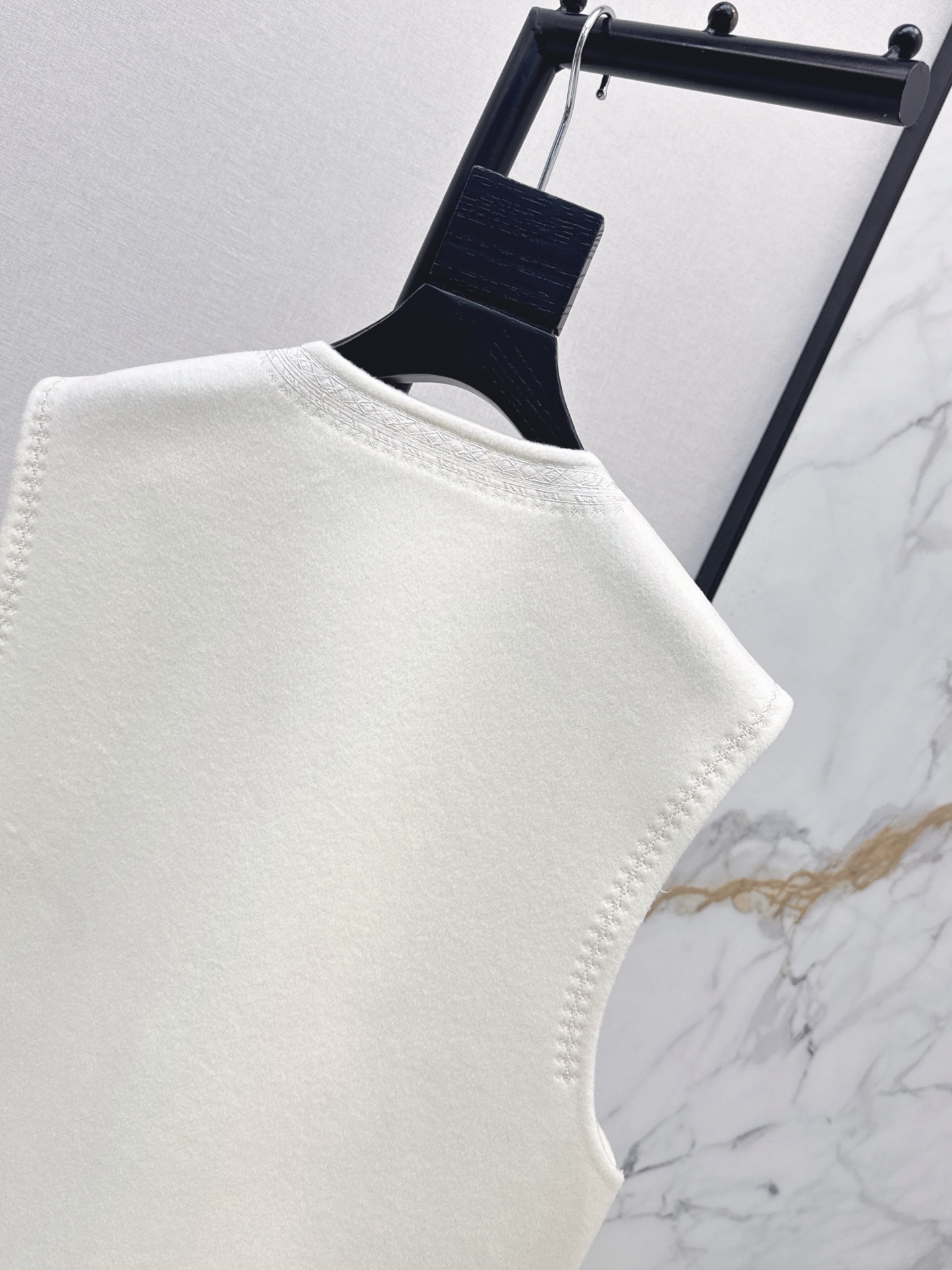 Her 26fw embroidery woolen vest