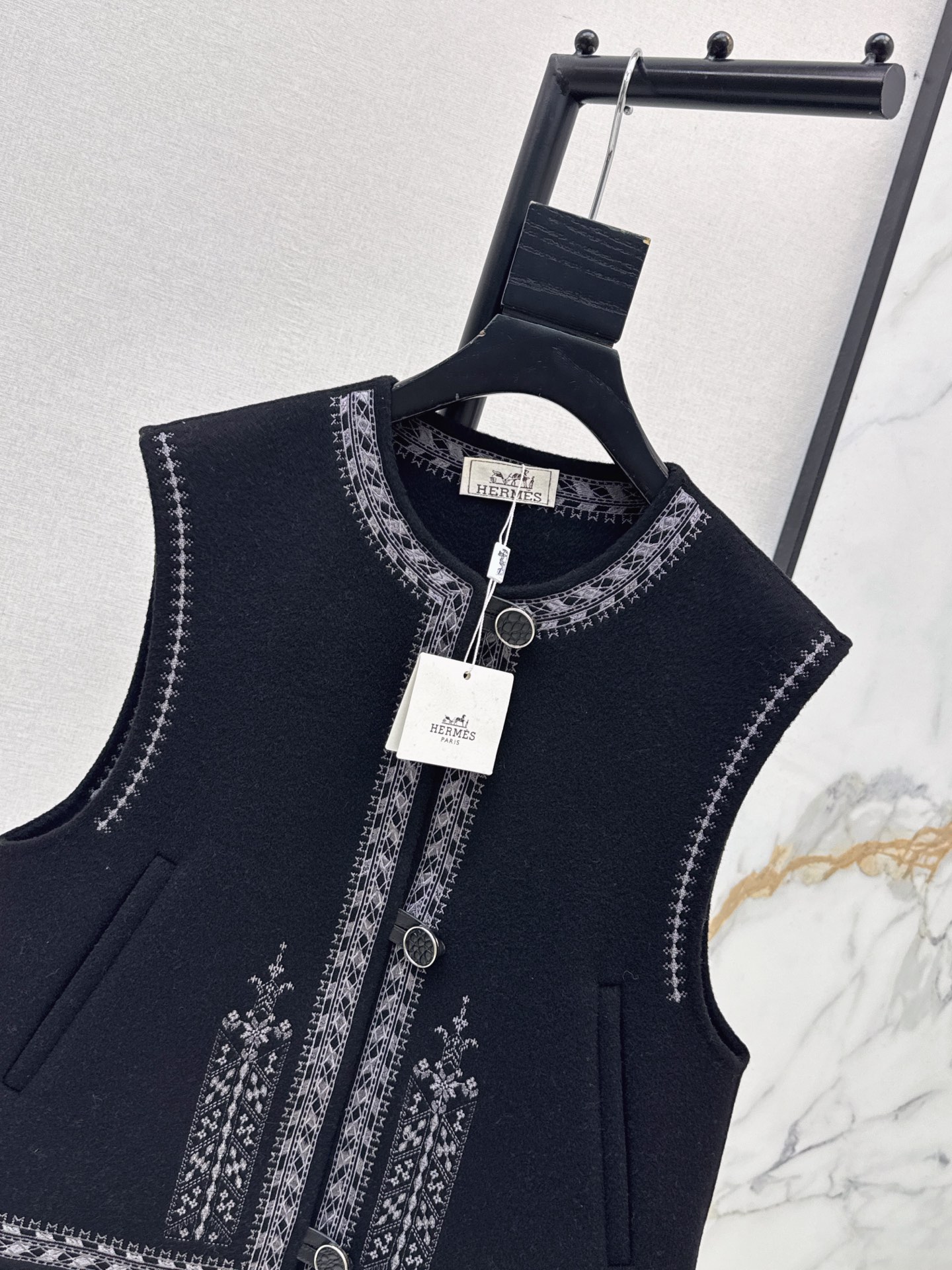 Her 26fw embroidery woolen vest