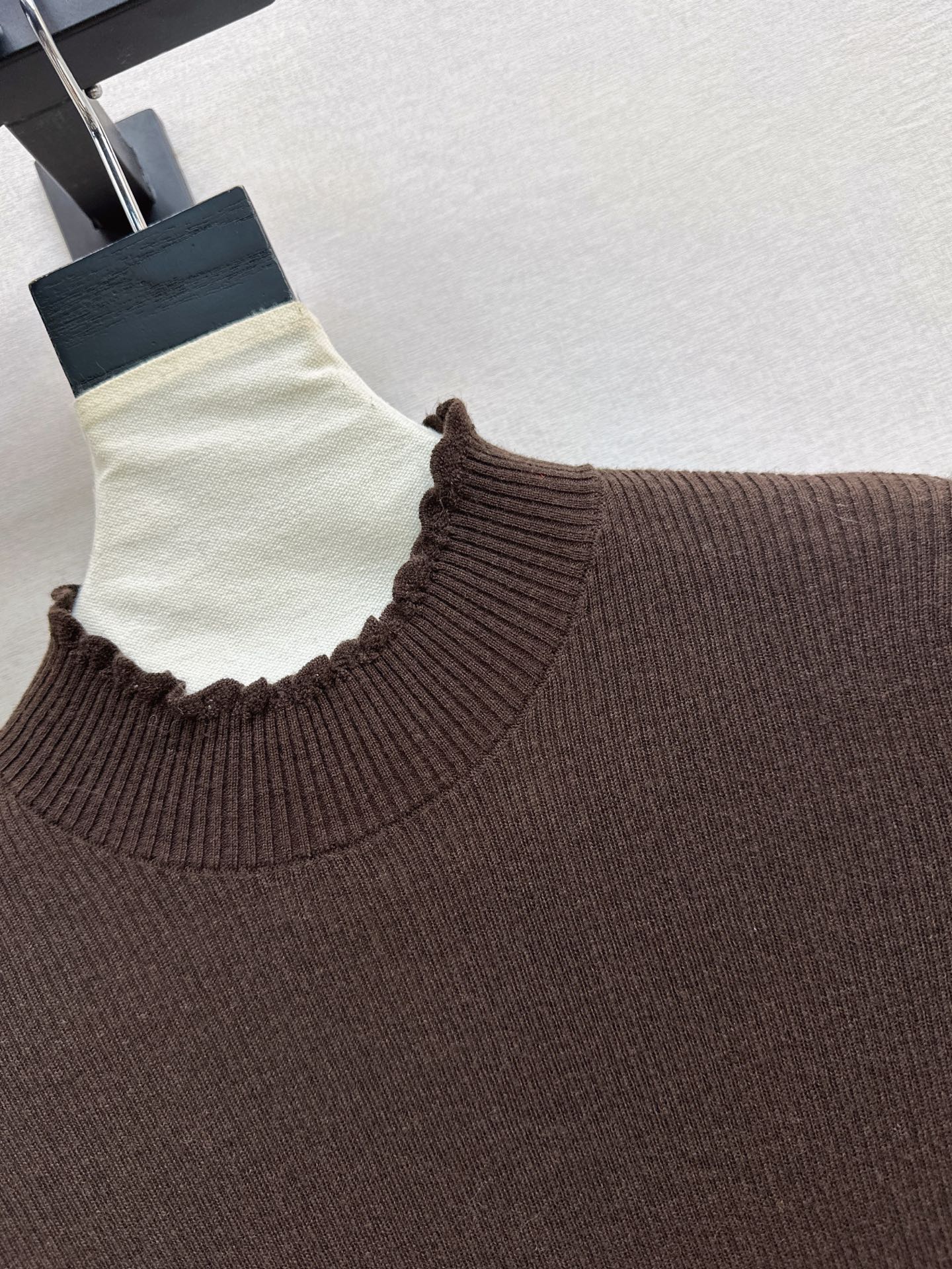 ES 26fw ruffle basic tee
