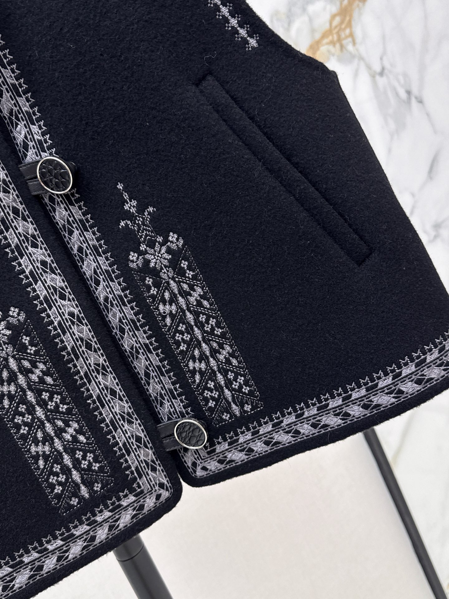 Her 26fw embroidery woolen vest