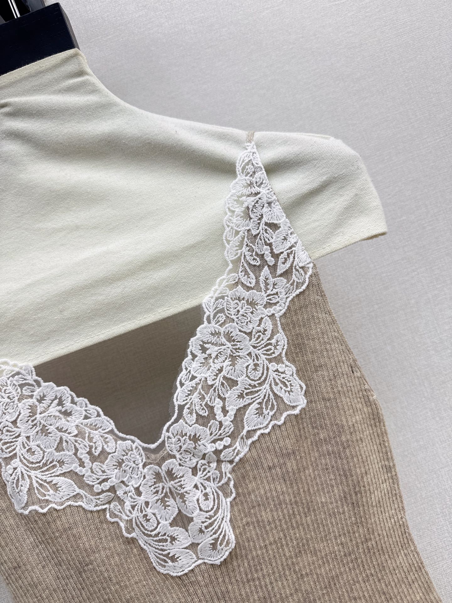 Sain 26fw lace camisole