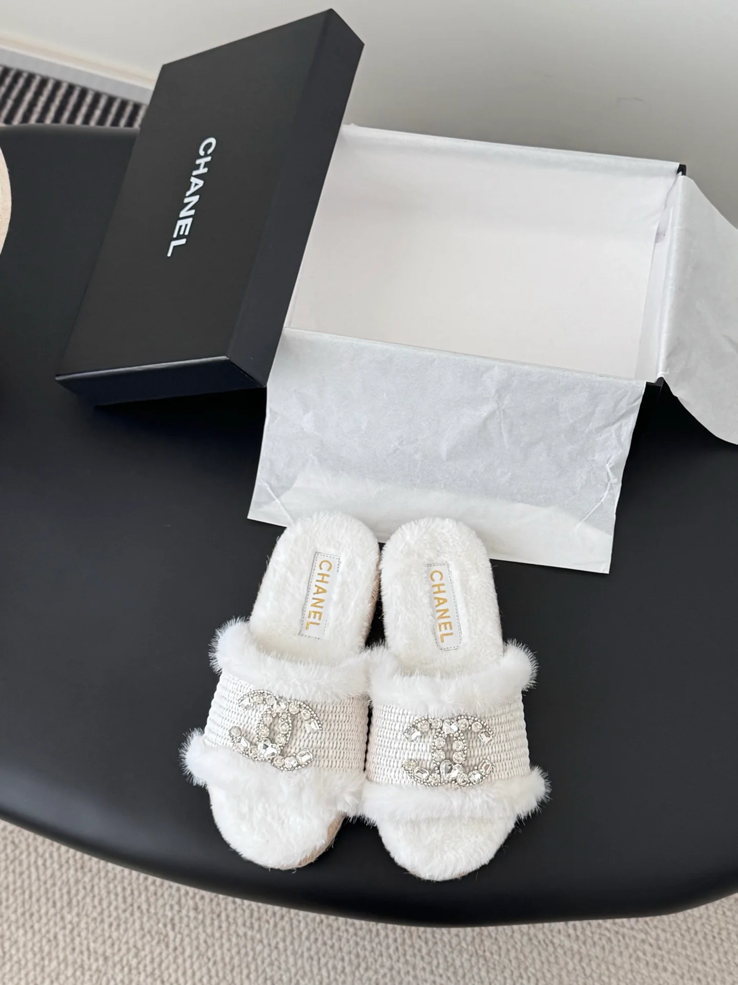 Chan 25fw fluffy slippers