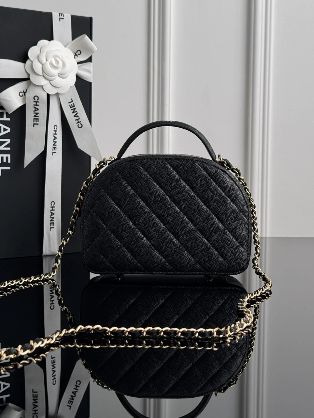 Chan 25C shell bag with chain