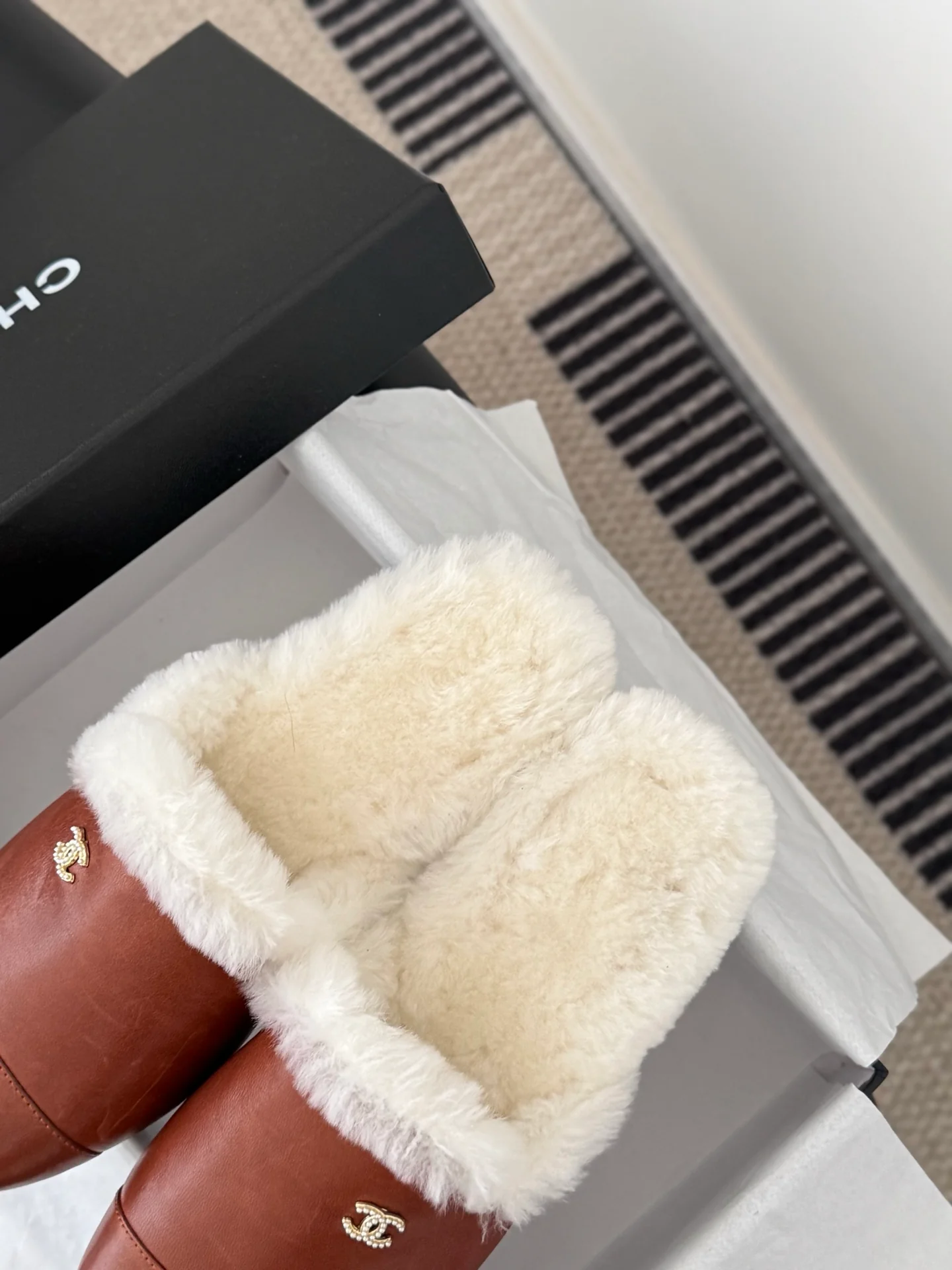 Chan 25fw fluffy slippers