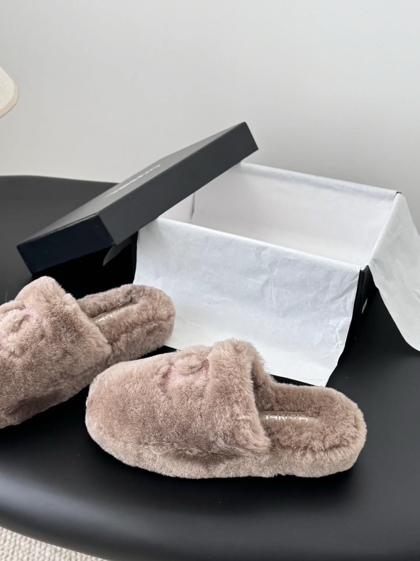 Chan 25fw fluffy slippers