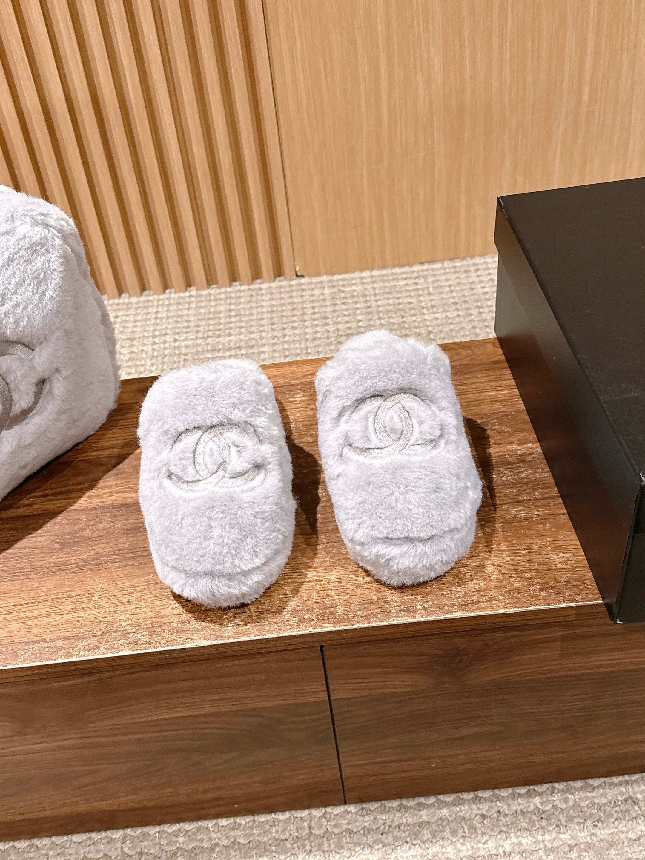 Chan 25fw fluffy slippers