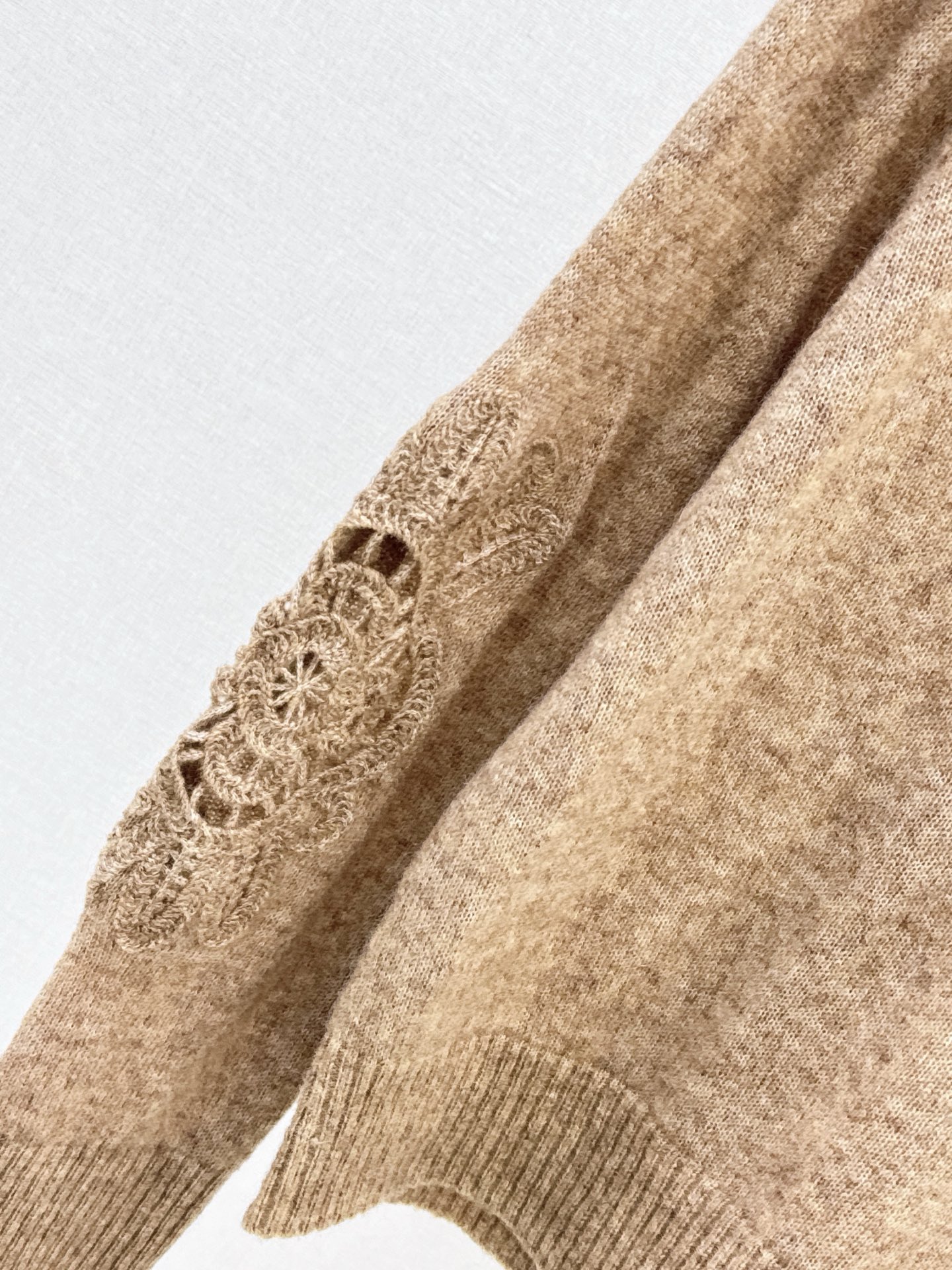 Brun 26fw hollow contract knit sweater